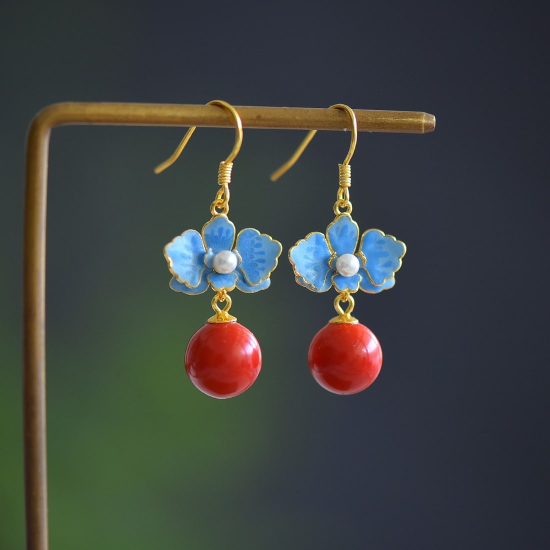 A Pair of Exquisite Sterling Silver-Gold Plated Inlaid Cinnabar Earrings: A Pair of Exquisite Sterling Silver-Gold Plated Inlaid Cinnabar Earrings,Size:10mmx10mm 一对纯银镀金镶朱砂耳环