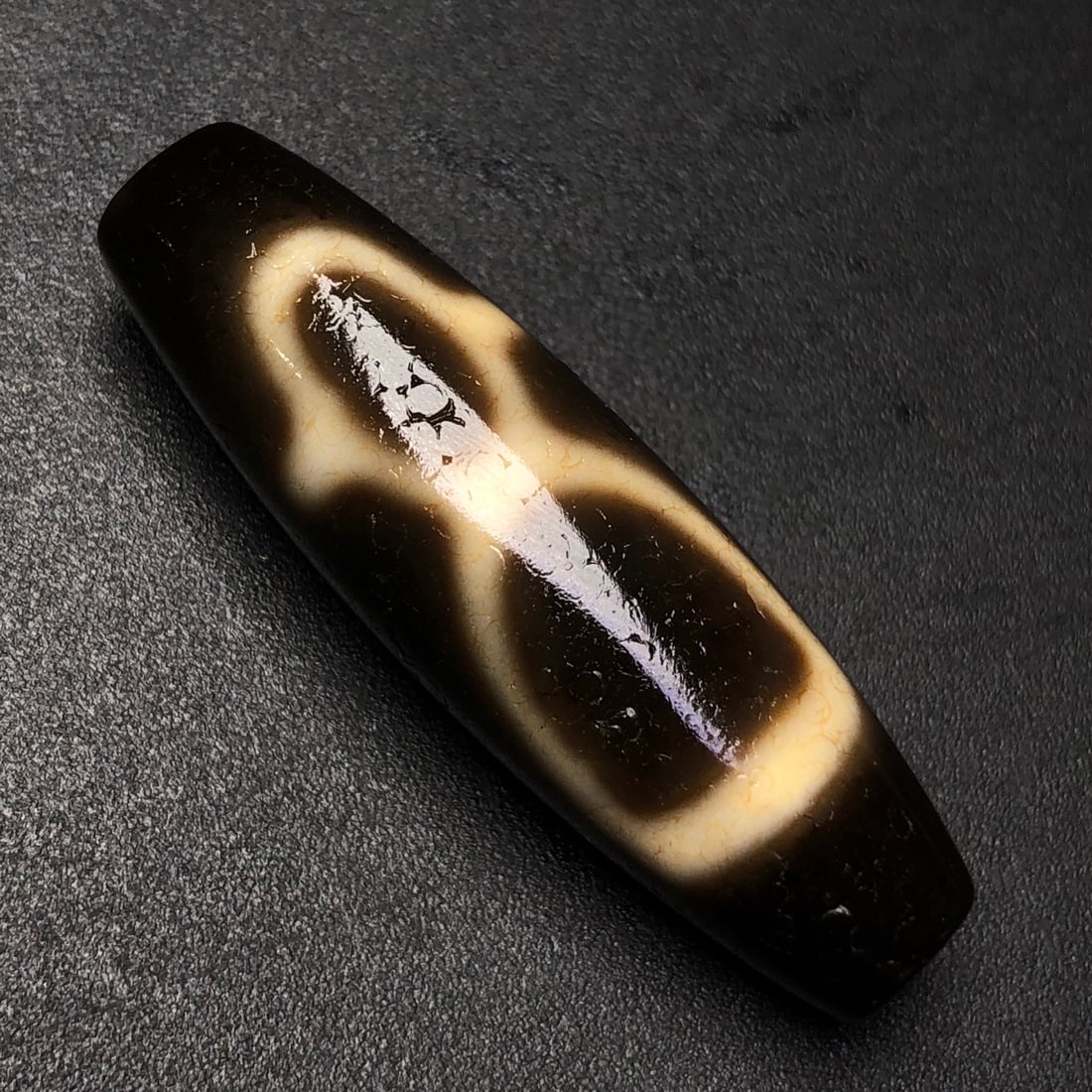 An Exquisite Dzi Bead Pendant: An Exquisite Dzi Bead Pendant,Size:38mmx11mm,Weight:7.8g 天珠挂件