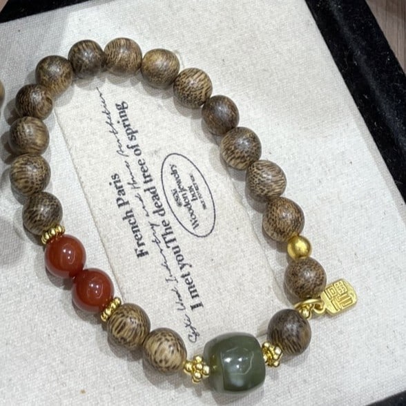 An Exquisite Agarwood With Agate Bracelet: An Exquisite Agarwood With Agate Bracelet,Size:8.3mm 沉香配玛瑙手串