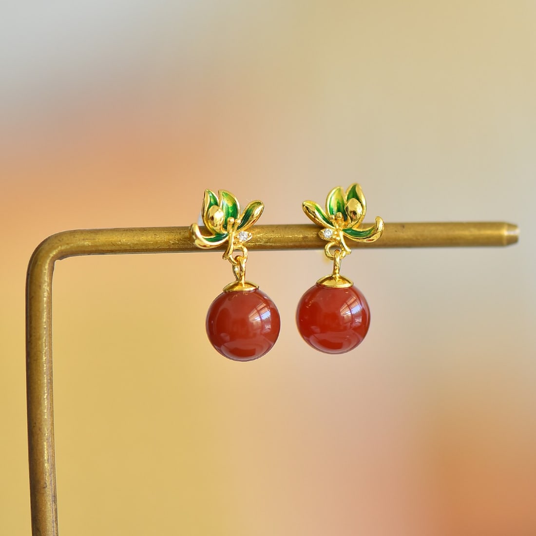 A Pair of Exquisite Sterling Silver-Gold Plated Inlaid Agate Earrings: A Pair of Exquisite Sterling Silver-Gold Plated Inlaid Agate Earrings,Size:8mmx8mm 一对纯银镀金镶玛瑙耳环