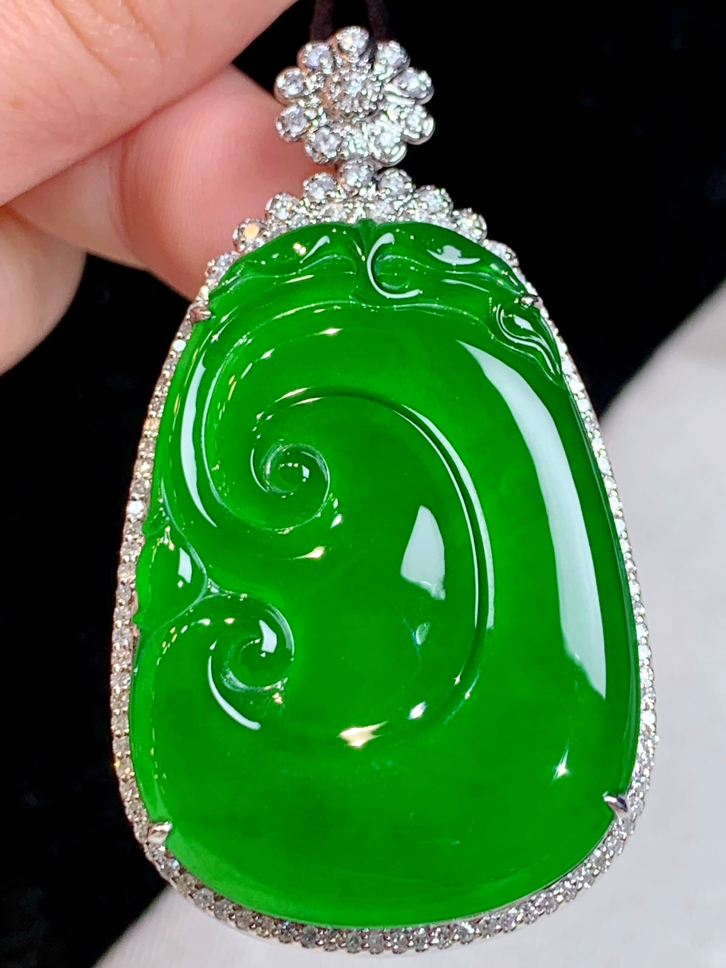 An Exquisite 18k Gold Diamond Inlaid Jadeite Pendant: An Exquisite 18k Gold Diamond Inlaid Jadeite Pendant,Size(Loose Stone):39.5mmx28mm 18k金钻镶嵌翡翠吊坠