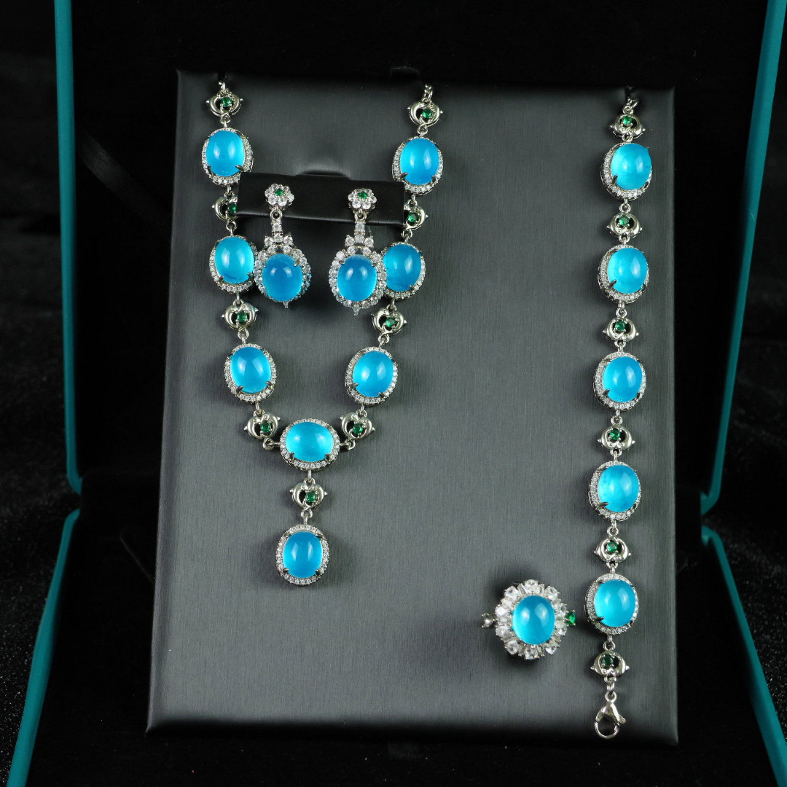 A Set of Fine Jewelry: A Set of Fine Jewelry 一套精美的首饰