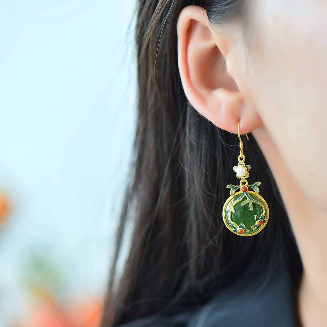 A Pair of Exquisite Sterling Silver-Gold Plated Inlaid Jasper Enamel Earrings: A Pair of Exquisite Sterling Silver-Gold Plated Inlaid Jasper Enamel Earrings,Size:16mmx16mm 一对纯银镀金镶碧玉珐琅耳环