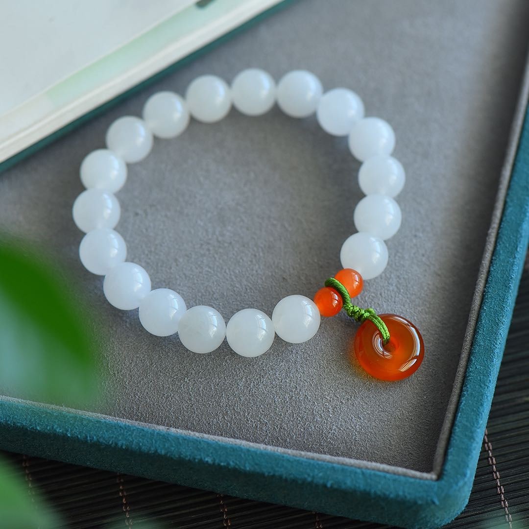 An Exquisite White Jade Bracelet: An Exquisite White Jade Bracelet,Size:10mm*18 白玉手串