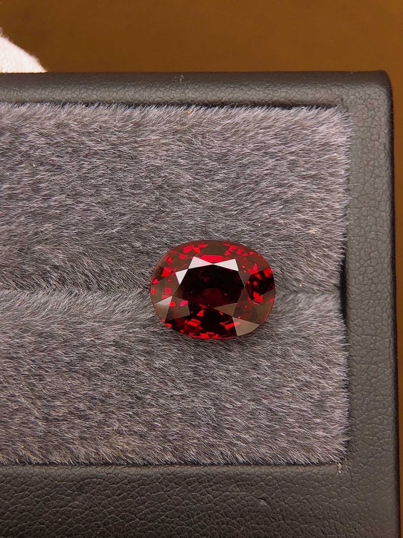8.29Ctw Natural Garnet Loose: 8.29Ctw Natural Garnet Loose,Size:12.7mmx10.1mmx7mm 8.29Ctw天然石榴石裸石