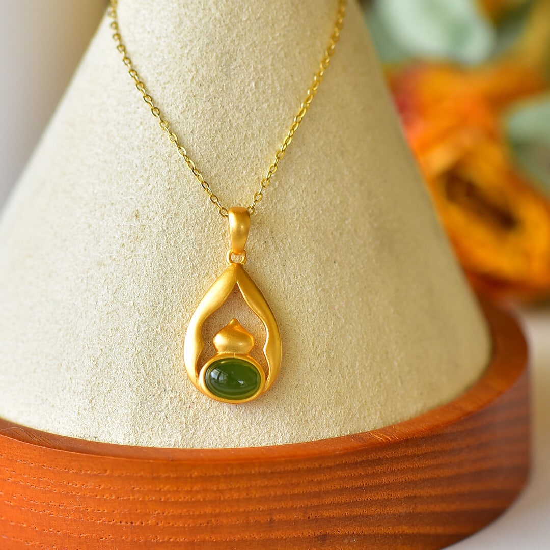 An Exquisite Sterling Silver-Gold Plated Inlaid Jasper Pendant: An Exquisite Sterling Silver-Gold Plated Inlaid Jasper Pendant 纯银镀金镶碧玉项链