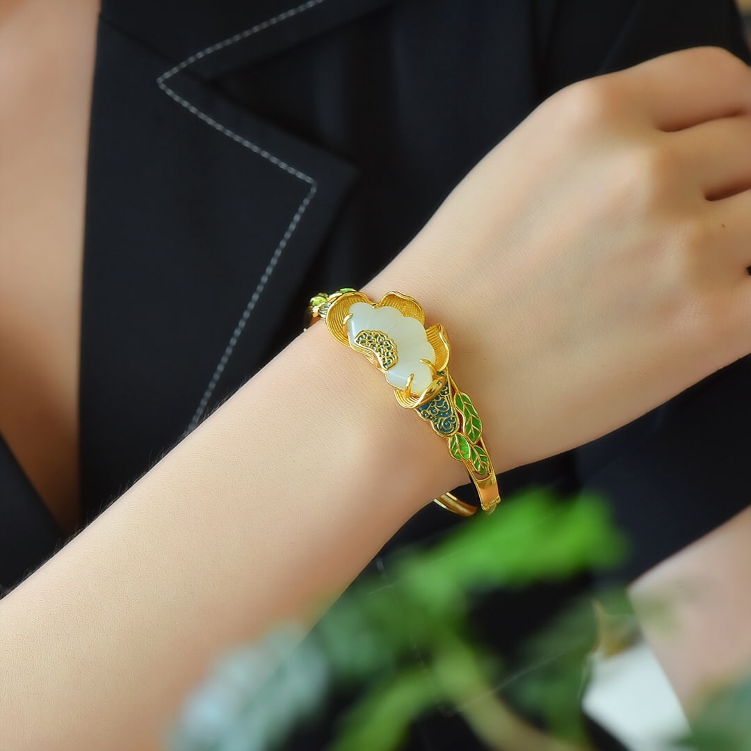 An Exquisite Sterling Silver-Gold Plated Inlaid White Jade Enamel Bracelet: An Exquisite Sterling Silver-Gold Plated Inlaid White Jade Enamel Bracelet,Size:15mmx28mm 纯银镀金镶白玉珐琅手镯