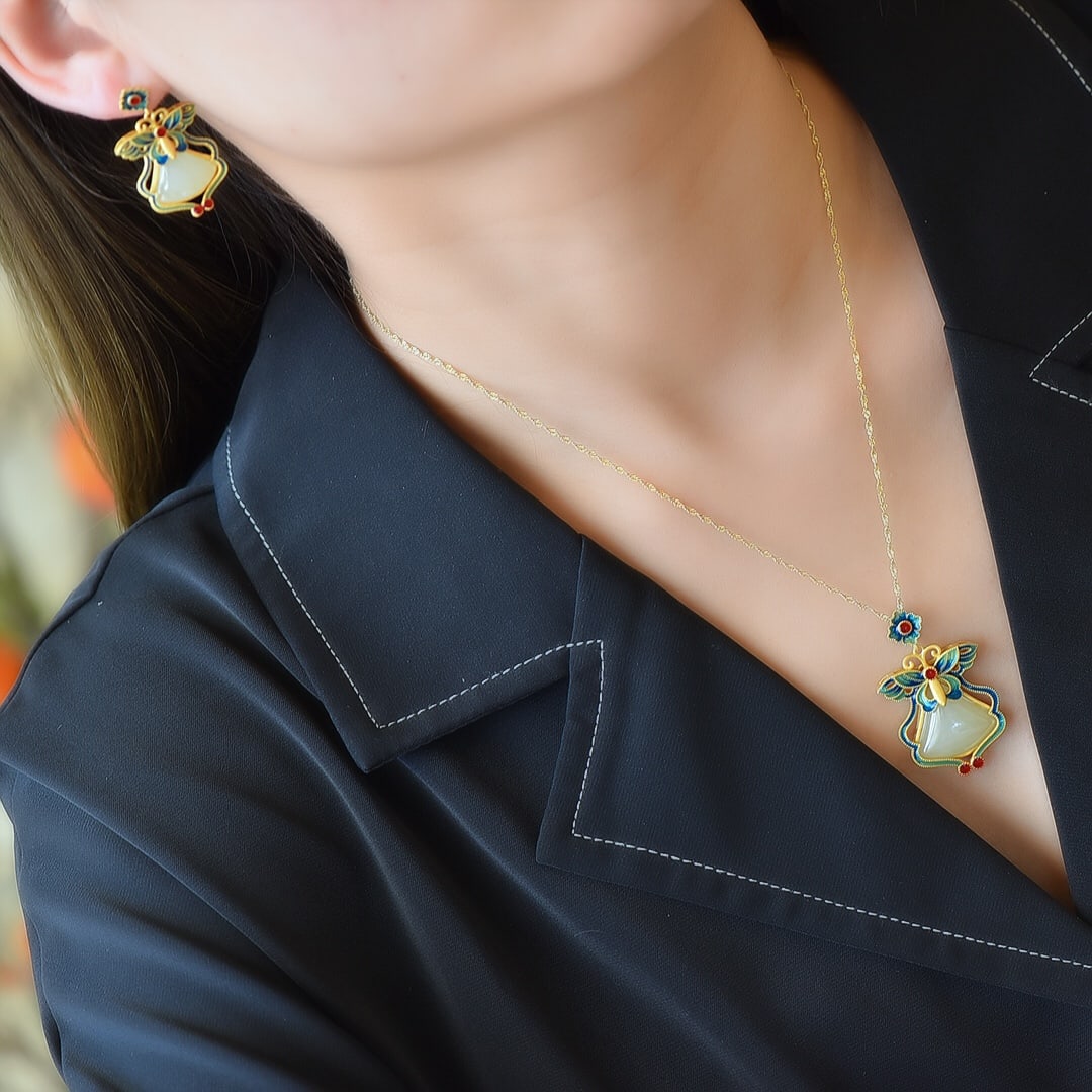 A Set of Fine Sterling Silver-Gold Plated Inlaid White Jade Enamel Jewelrys: A Set of Fine Sterling Silver-Gold Plated Inlaid White Jade Enamel Jewelrys,Size:(Pendant)17mmx20mm,(Earrings)12mmx16mm 一套纯银镀金镶白玉珐