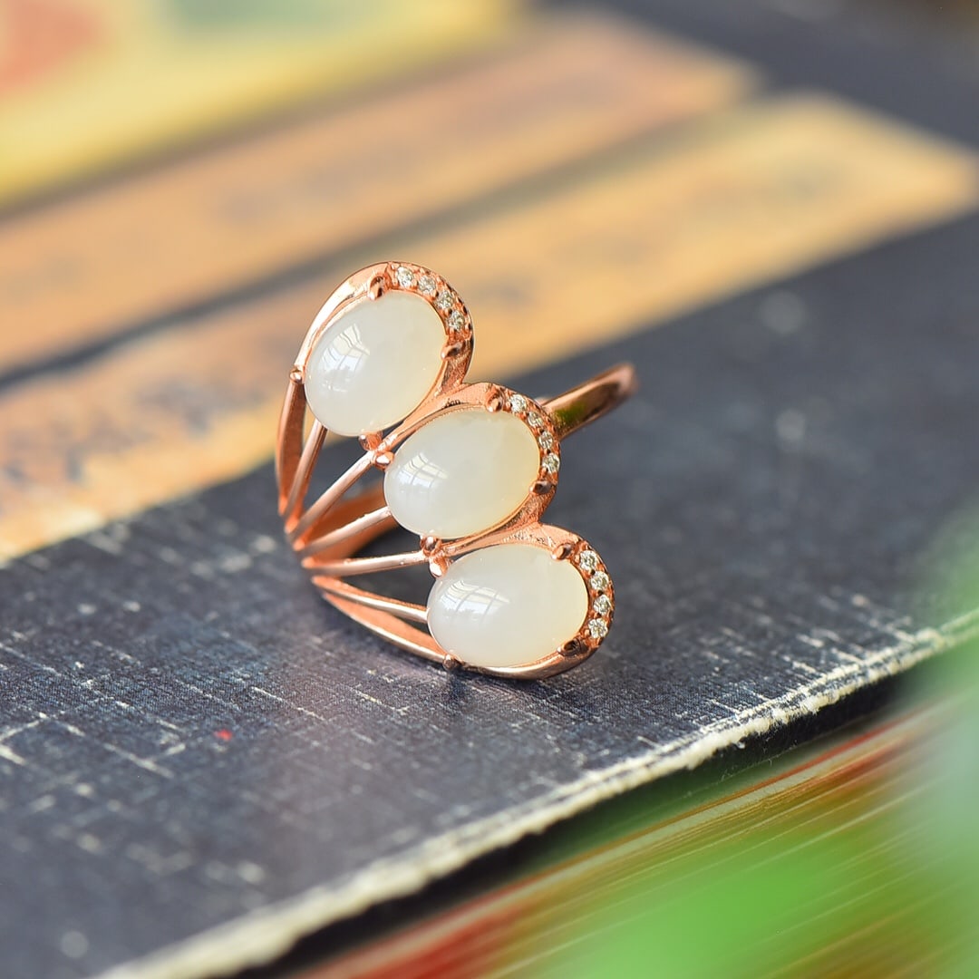 An Exquisite Sterling Silver-Gold Plated Inlaid White Jade Ring,Inlaid Diamond: An Exquisite Sterling Silver-Gold Plated Inlaid White Jade Ring,Inlaid Diamond,Size:23mmx12mm 纯银镀金镶白玉戒指,嵌钻石
