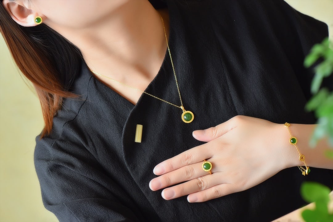 A Set of Fine Sterling Silver-Gold Plated Inlaid Jasper Pendant: A Set of Fine Sterling Silver-Gold Plated Inlaid Jasper Pendant,Size: (Pendant)10mmx10mm (Earrings)6mmx6 (Bracelets)6mmx6mm Ring8mmx8mm 一套纯银镀金镶碧
