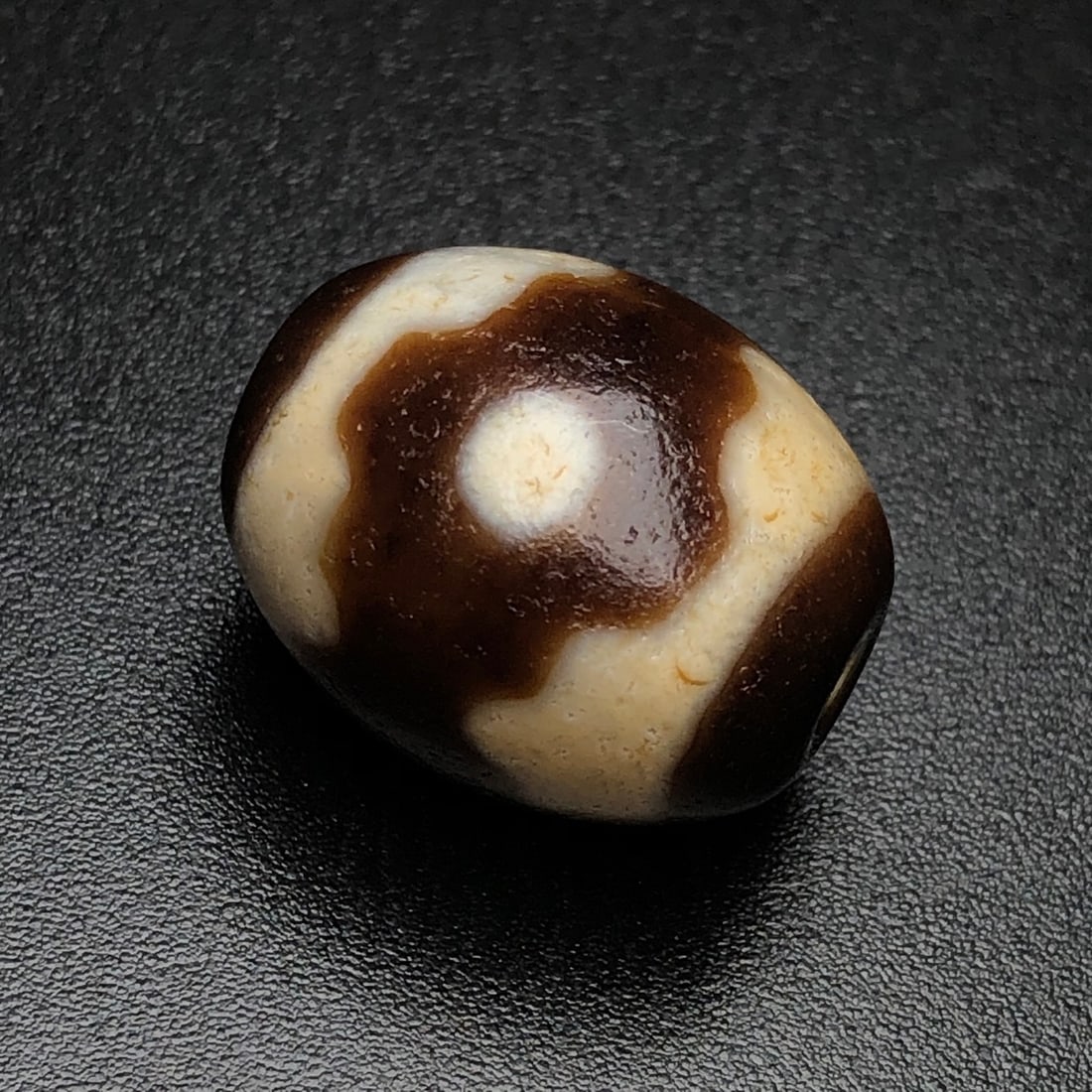 An Exquisite Dzi Bead Pendant: An Exquisite Dzi Bead Pendant,Size:22mmx18mm. Weight:9.8g 天珠挂件