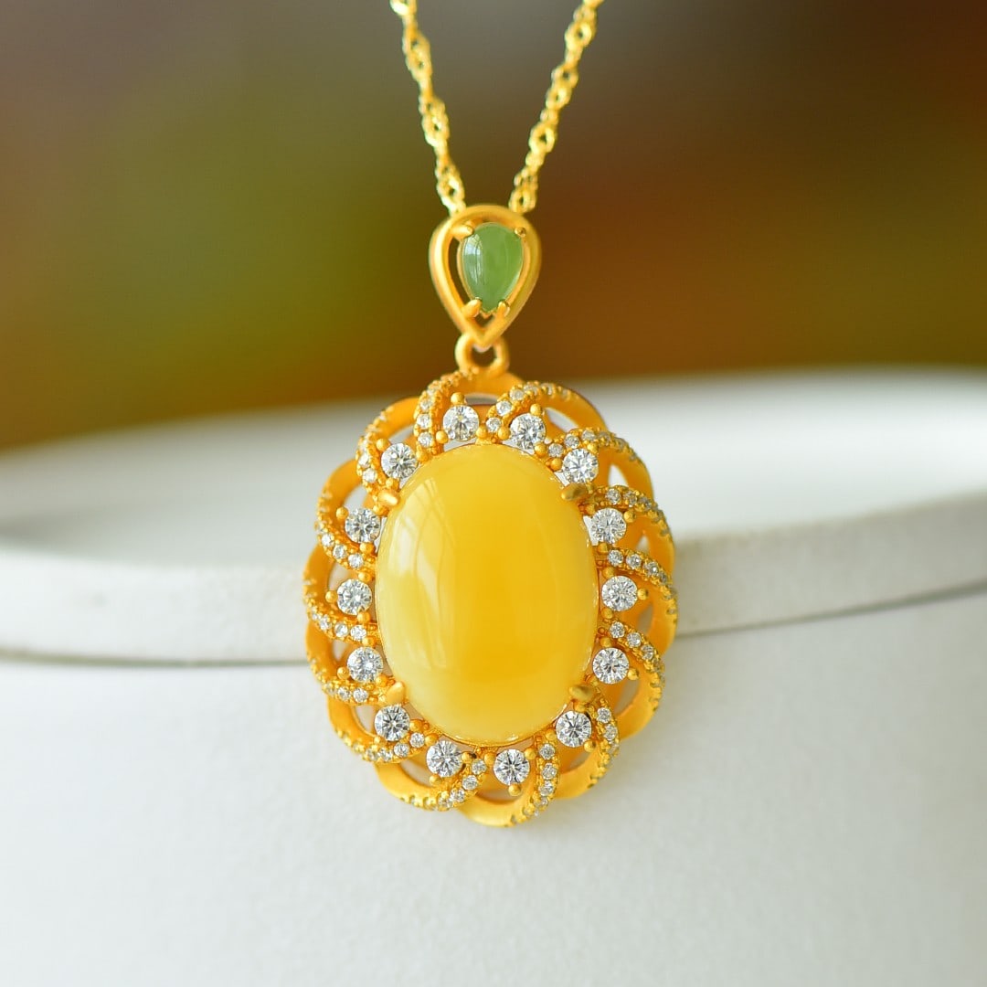 An Exquisite Sterling Silver-Gold Plated Inlaid Amber Pendant,Inlaid Diamond: An Exquisite Sterling Silver-Gold Plated Inlaid Amber Pendant,Inlaid Diamond,Size:14mmx19mm 纯银镀金镶蜜蜡吊坠,嵌钻石