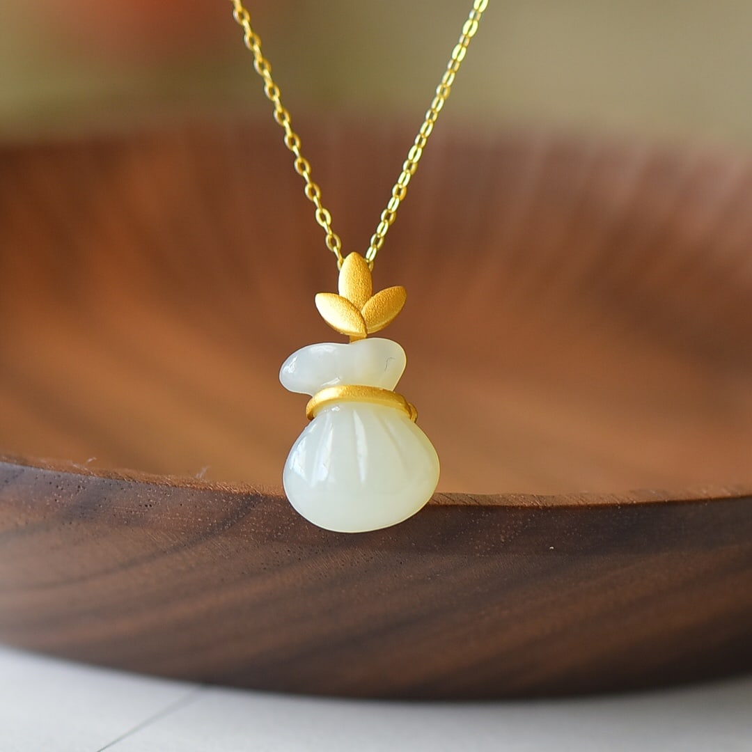 An Exquisite Sterling Silver Inlaid White Jade Necklace: An Exquisite Sterling Silver Inlaid White Jade Necklace 纯银镶白玉项链