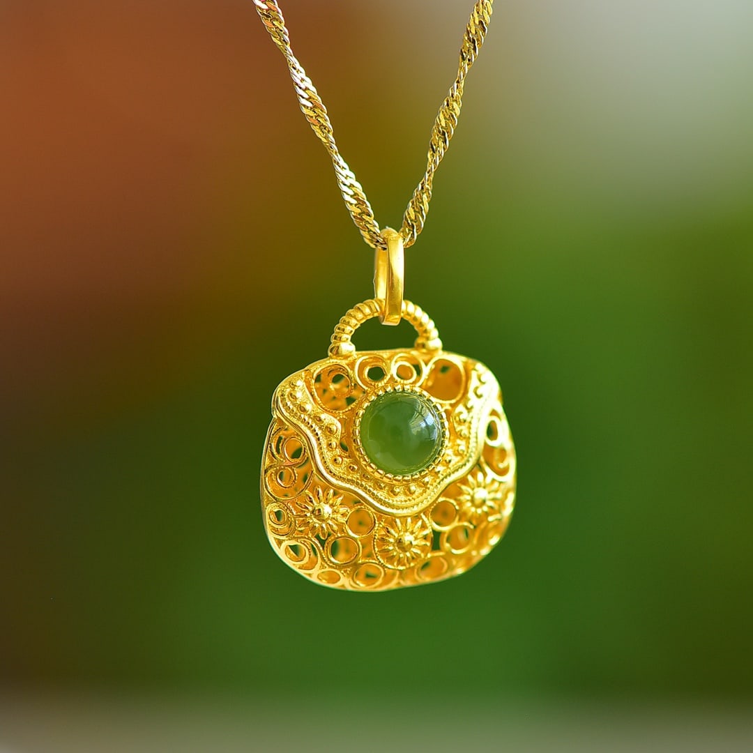 An Exquisite Sterling Silver-Gold Plated Inlaid Jasper Pendant: An Exquisite Sterling Silver-Gold Plated Inlaid Jasper Pendant 纯银镀金镶碧玉项链