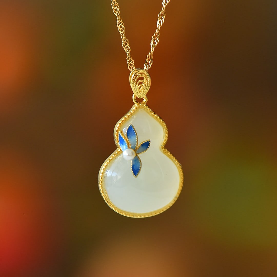 An Exquisite Sterling Silver-Gold Plated Inlaid White Jade Pendant: An Exquisite Sterling Silver-Gold Plated Inlaid White Jade Pendant,Size:15mmx21mm 纯银镀金镶白玉吊坠