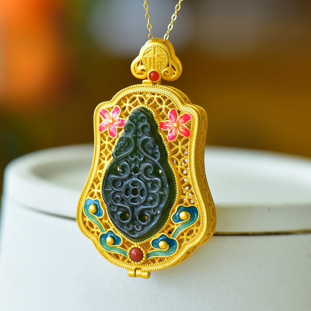 An Exquisite Sterling Silver-Gold Plated Inlaid Jasper Pendant: An Exquisite Sterling Silver-Gold Plated Inlaid Jasper Pendant 纯银镀金镶碧玉吊坠