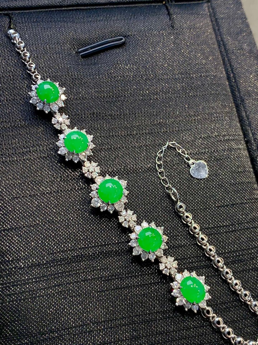 An Exquisite 18k Gold Diamond Inlaid Jadeite Bracelet: An Exquisite 18k Gold Diamond Inlaid Jadeite Bracelet,Size(Loose Stone):5.8mmx5.8mmx2.8mm 18k金钻镶嵌翡翠手链