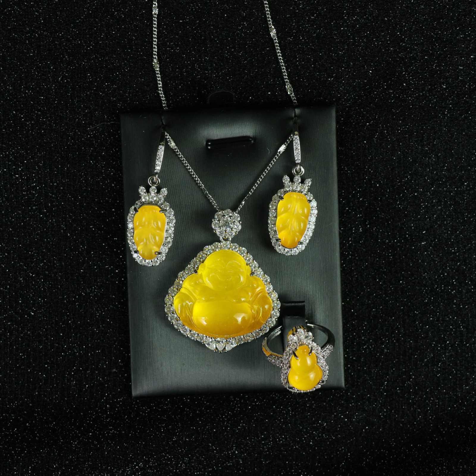 A Set of Fine Jewelry: A Set of Fine Jewelry 一套精美的首饰