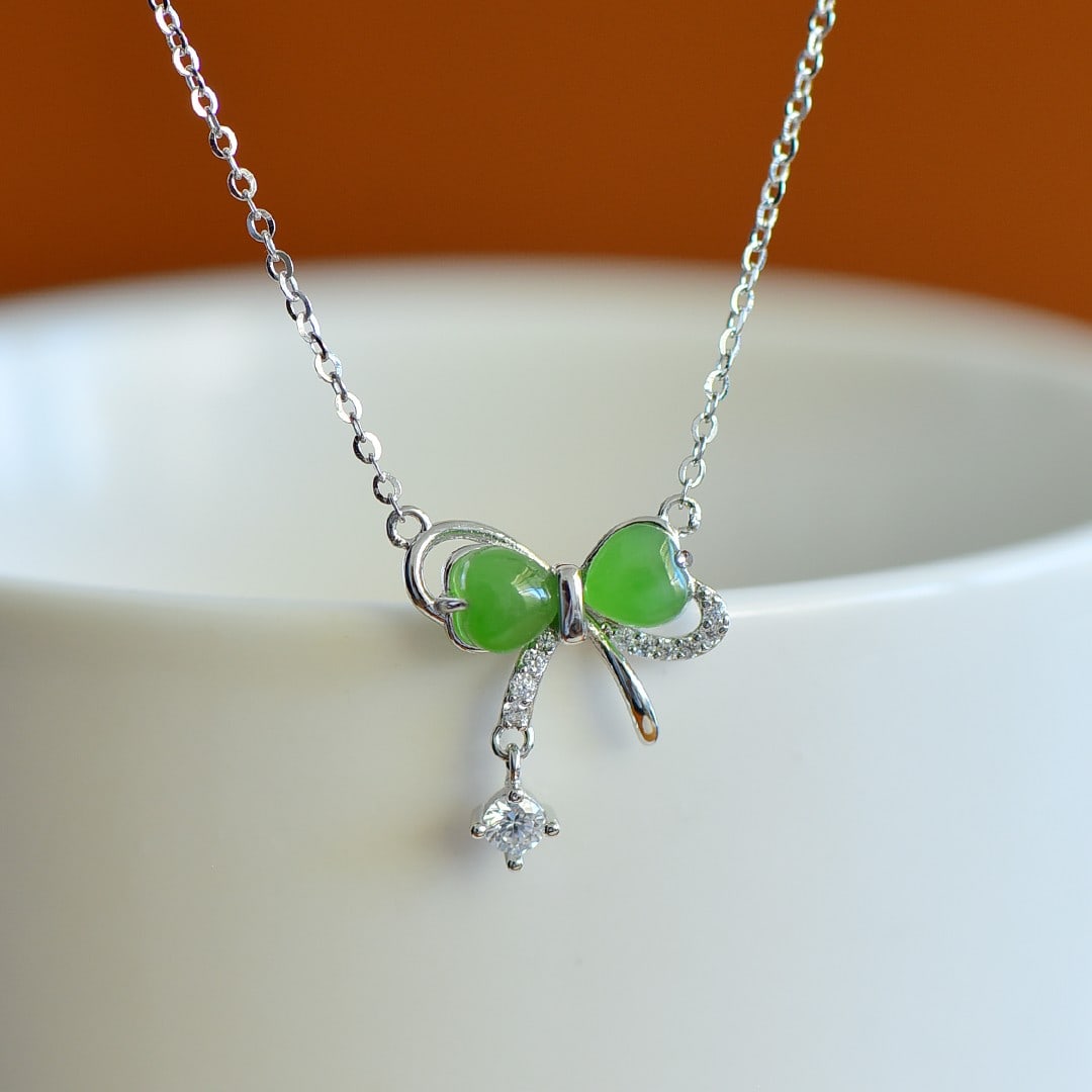 An Exquisite Sterling Silver Inlaid Jasper Pendant: An Exquisite Sterling Silver Inlaid Jasper Pendant,Size:5mmx5mm 纯银镶碧玉项链