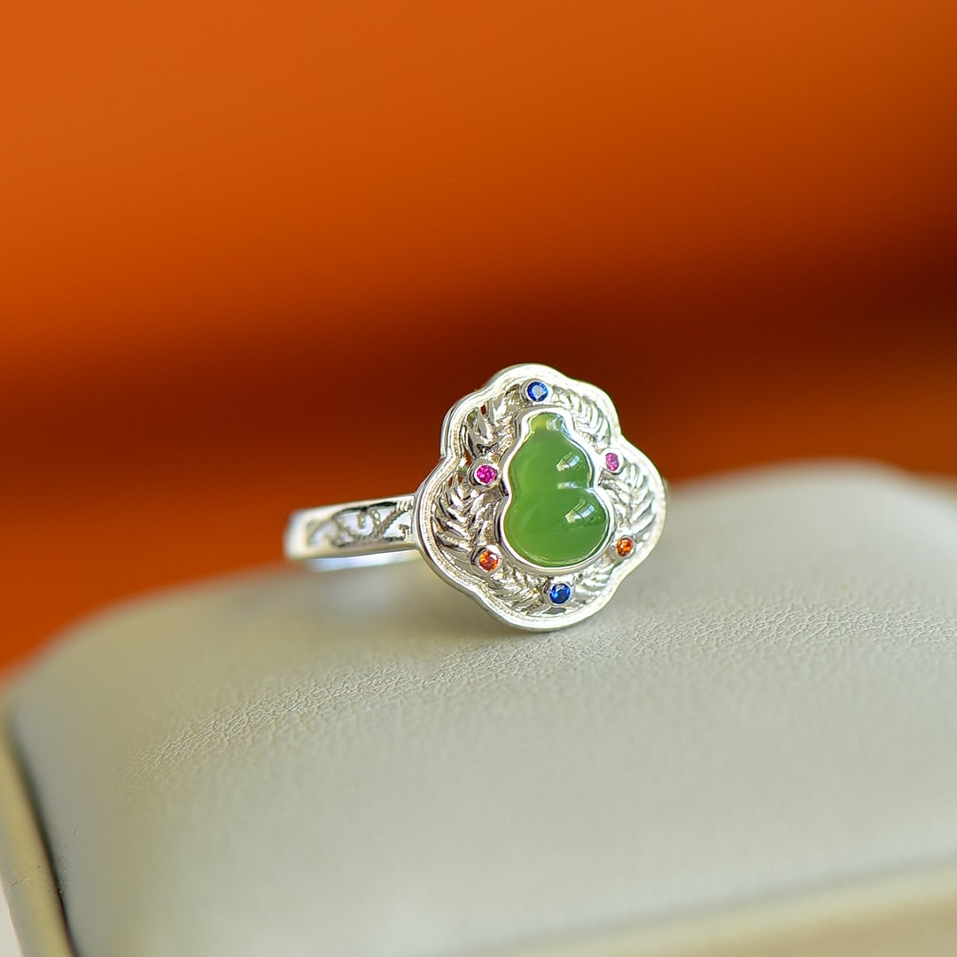 An Exquisite Sterling Silver Inlaid Jasper Ring,Inlaid Diamond: An Exquisite Sterling Silver Inlaid Jasper Ring,Inlaid Diamond,Size:5mmx7mm 纯银镶碧玉戒指,嵌钻石