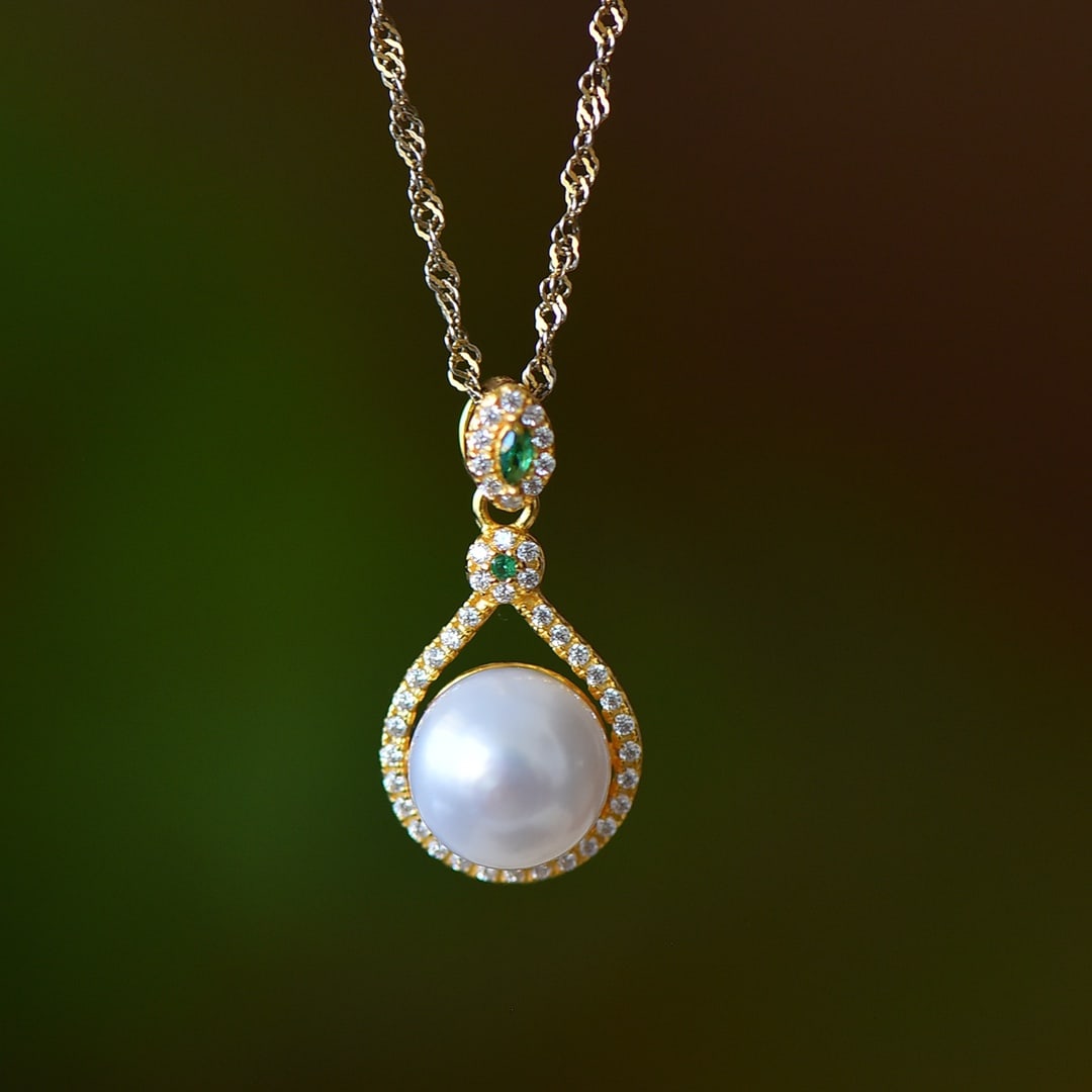 An Exquisite Sterling Silver-Gold Plated Inlaid Pearl Pendant,Inlaid Diamond: An Exquisite Sterling Silver-Gold Plated Inlaid Pearl Pendant,Inlaid Diamond,Size:10mmx10mm 纯银镀金镶珍珠项链,嵌钻石
