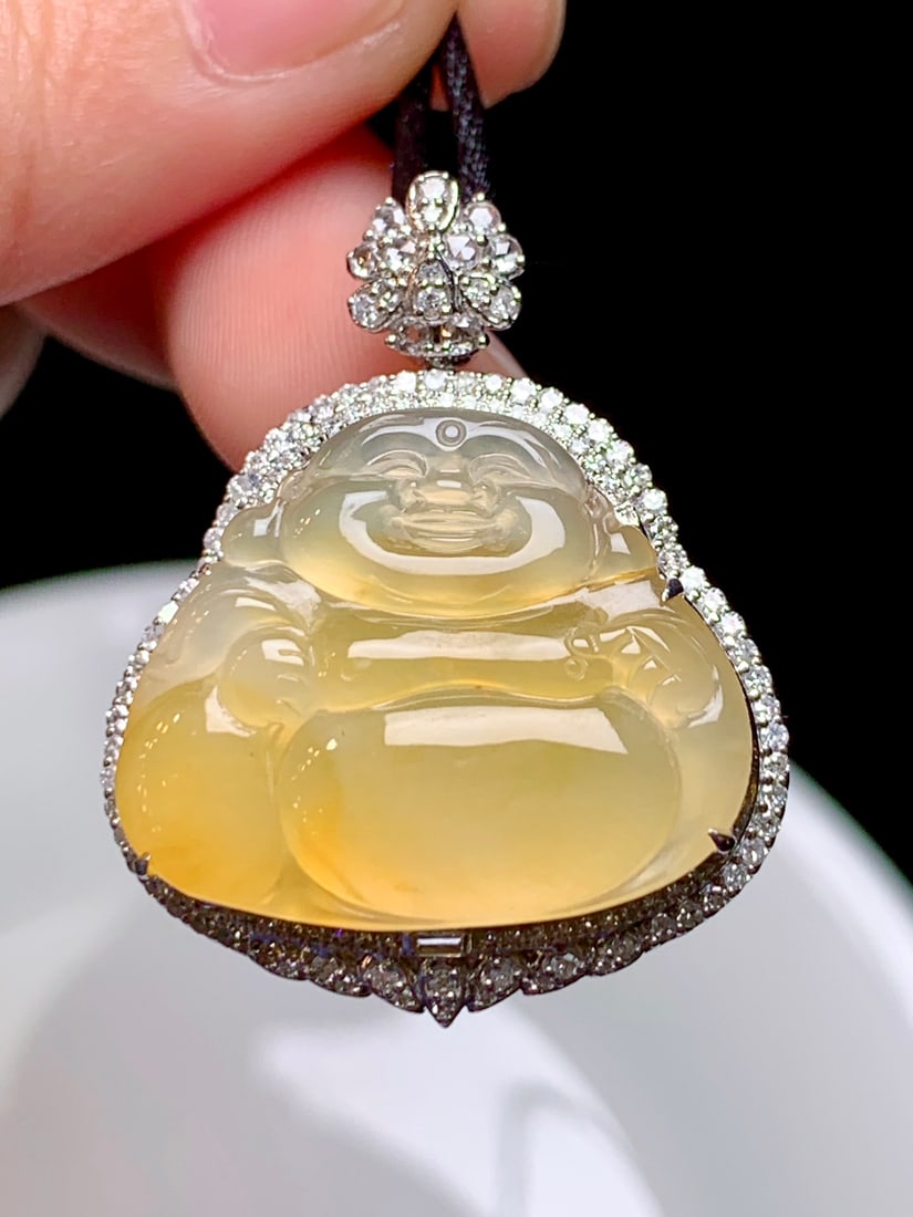 An Exquisite 18k Gold Diamond Inlaid Jadeite Pendant: An Exquisite 18k Gold Diamond Inlaid Jadeite Pendant,Size(Loose Stone):22.5mmx18.5mmx3.6mm 18k金钻镶嵌翡翠吊坠
