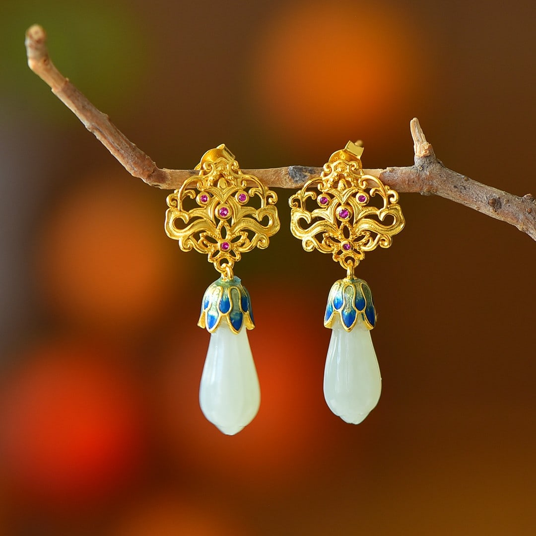 A Pair of Exquisite Sterling Silver-Gold Plated Inlaid White Jade Enamel Earrings: A Pair of Exquisite Sterling Silver-Gold Plated Inlaid White Jade Enamel Earrings,Size:7mmx11mm 一对纯银镀金镶白玉珐琅耳环