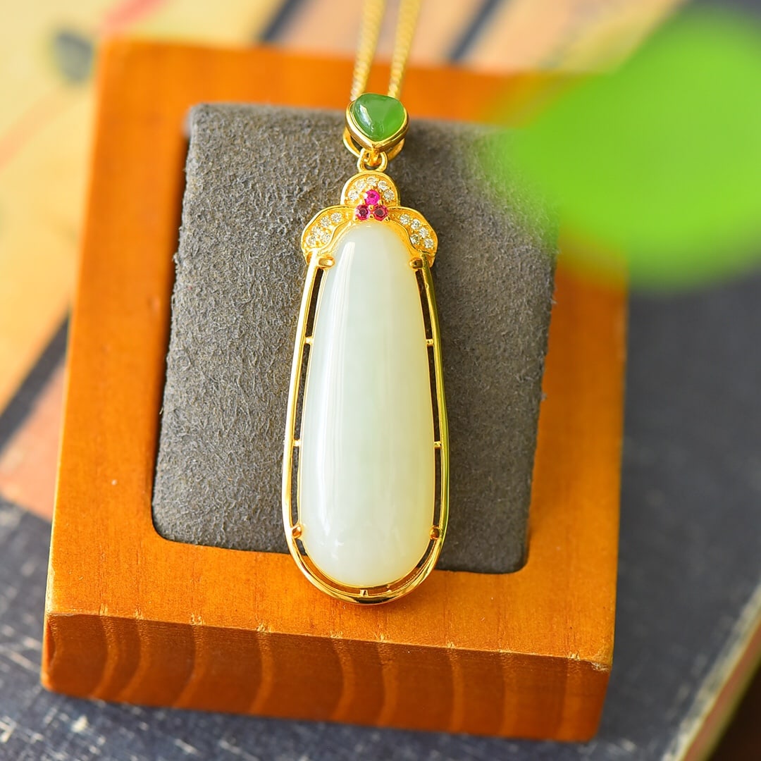 An Exquisite Sterling Silver-Gold Plated Inlaid White Jade Necklace,Inlaid Diamond: An Exquisite Sterling Silver-Gold Plated Inlaid White Jade Necklace,Inlaid Diamond,Size:16mmx49mm 纯银镀金镶白玉项链,嵌钻石