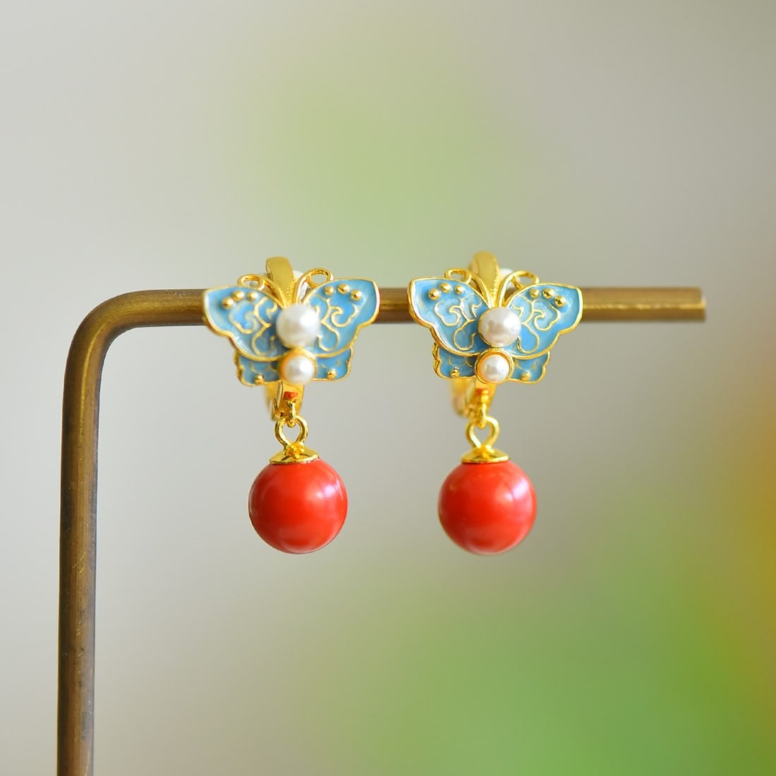 A Pair of Exquisite Sterling Silver-Gold Plated Inlaid Cinnabar Earrings,Inlaid Pearls: A Pair of Exquisite Sterling Silver-Gold Plated Inlaid Cinnabar Earrings,Inlaid Pearls,Size:8mmx8mm 寓意:蝴蝶自来,福至家门