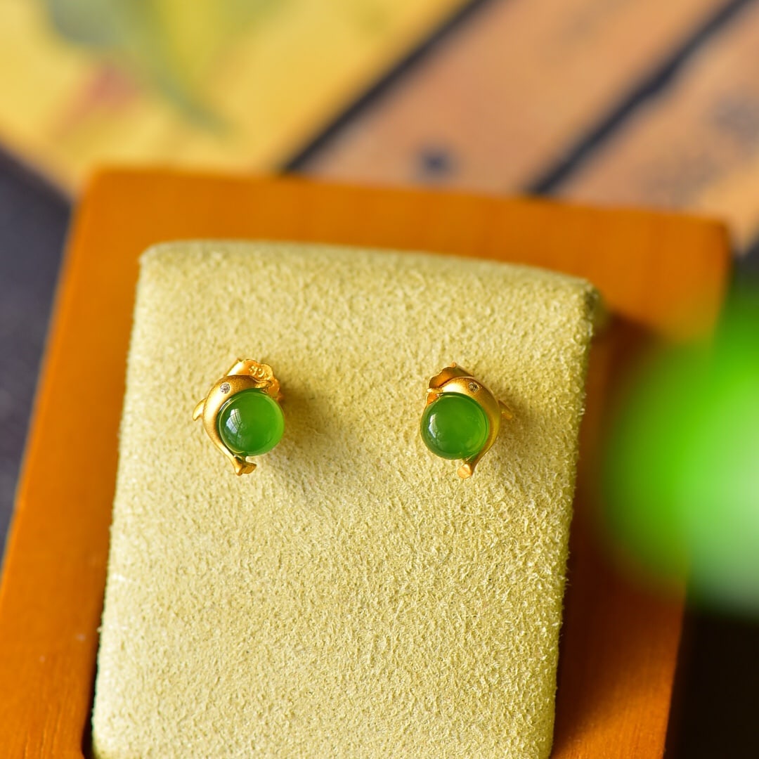 A Pair of Exquisite Sterling Silver-Gold Plated Inlaid Jasper Earrings: A Pair of Exquisite Sterling Silver-Gold Plated Inlaid Jasper Earrings,Size:8mmx8mm 一对纯银镀金镶碧玉耳环