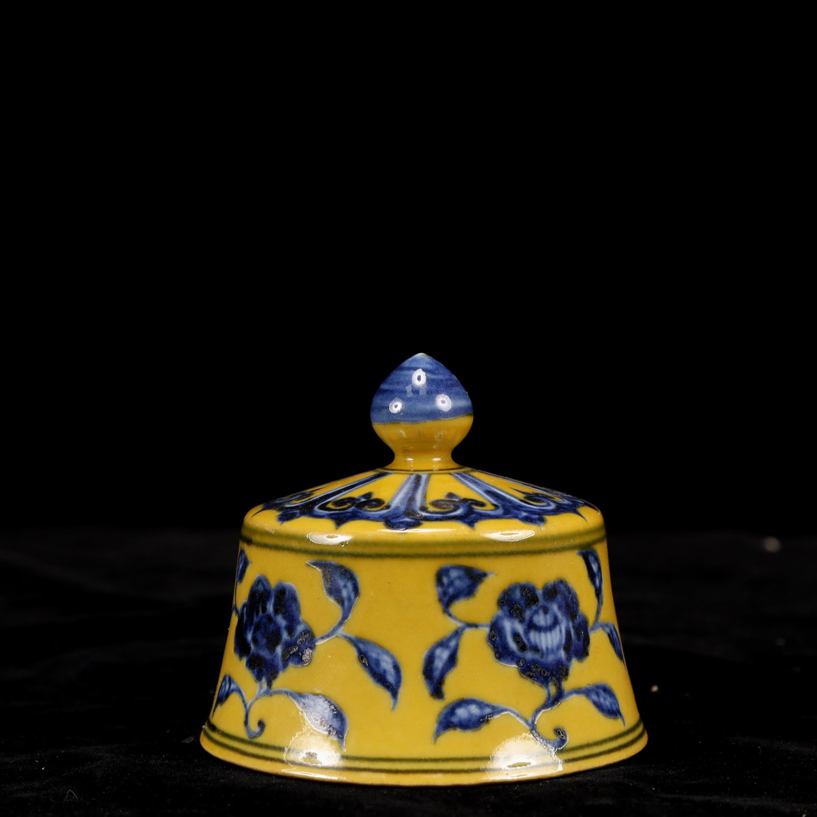 A Huge Blue and White Yellow Ground Flower and Fruit Pattern Bottle - 15