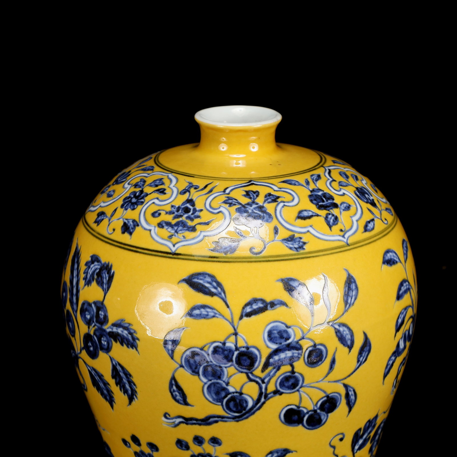 A Huge Blue and White Yellow Ground Flower and Fruit Pattern Bottle - 3