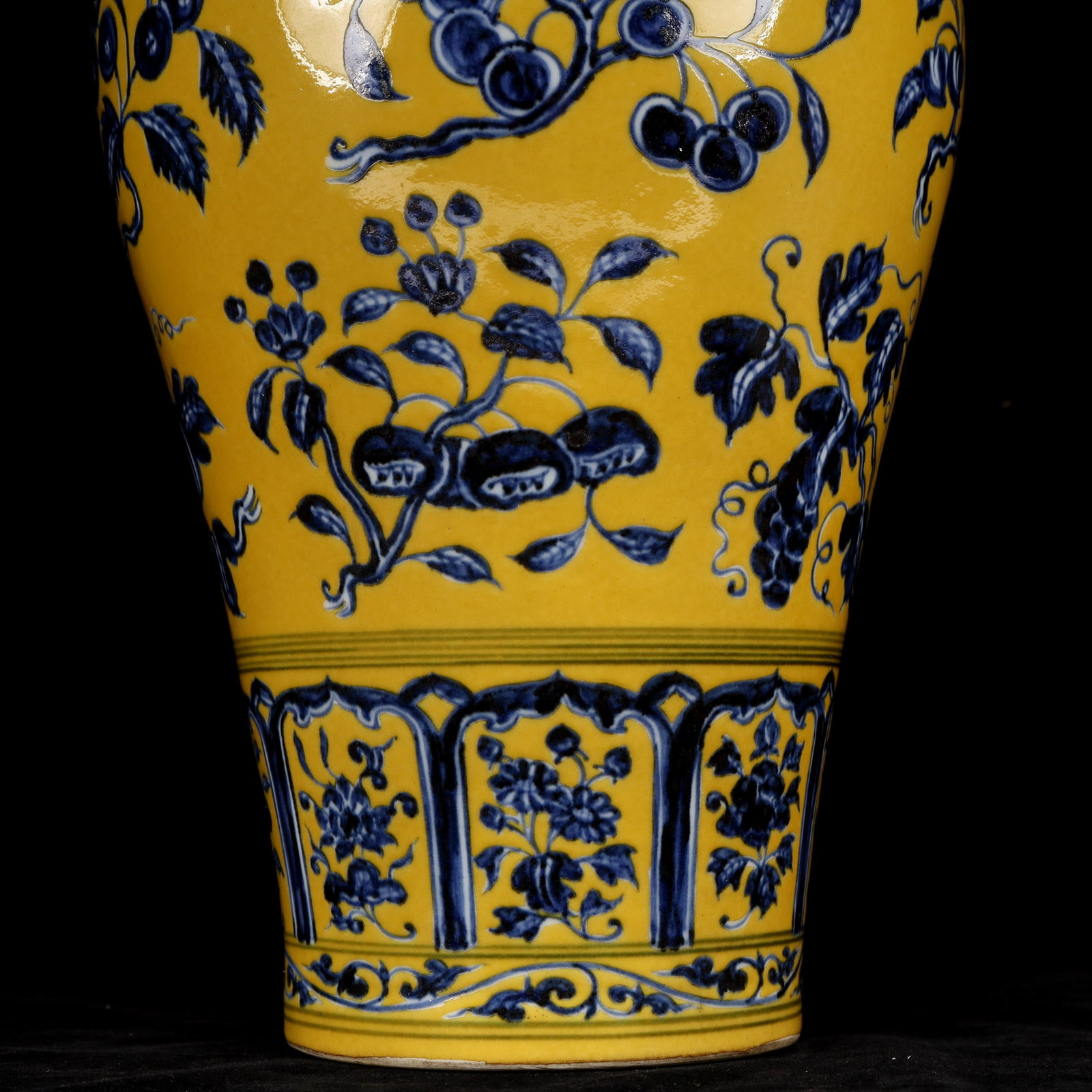 A Huge Blue and White Yellow Ground Flower and Fruit Pattern Bottle - 4