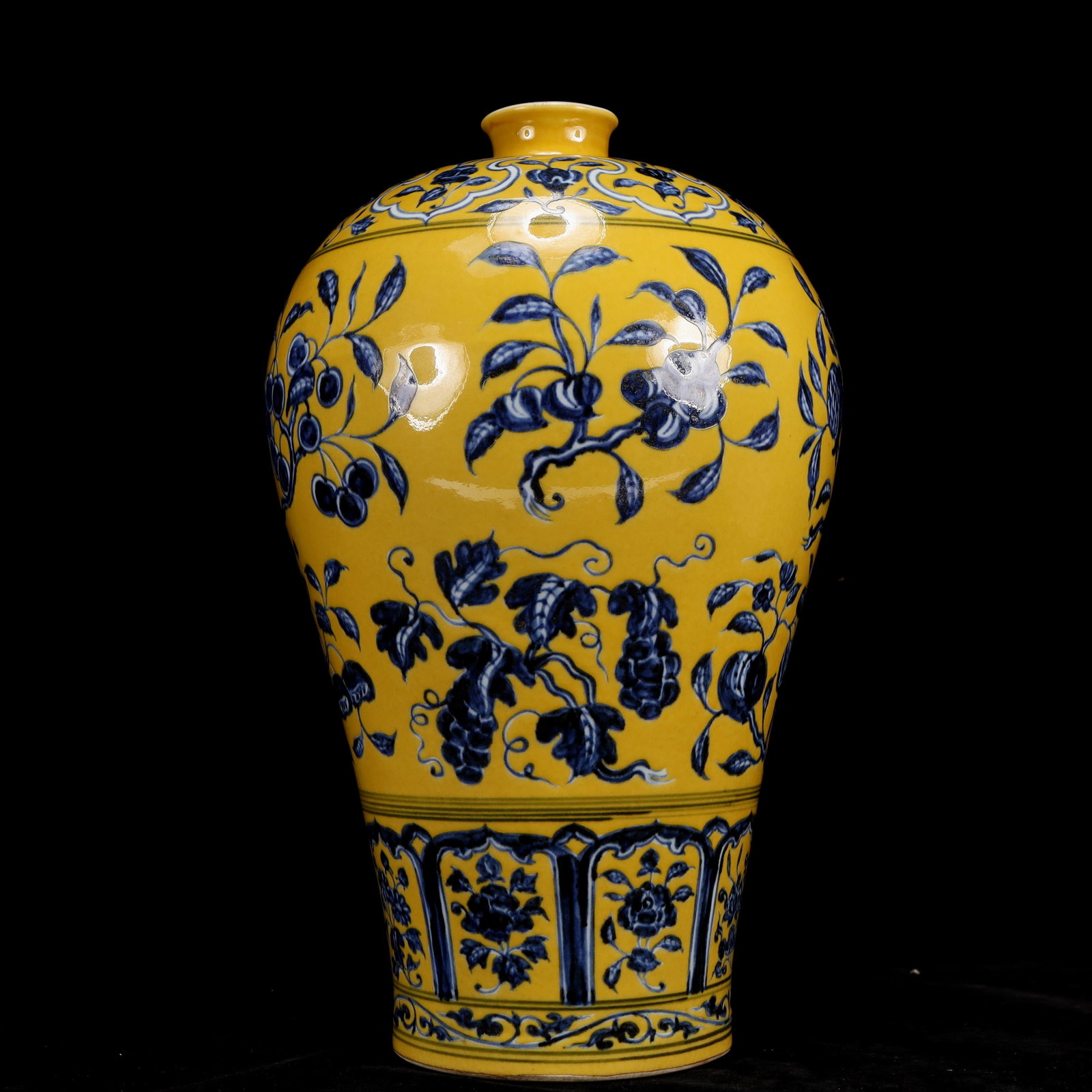 A Huge Blue and White Yellow Ground Flower and Fruit Pattern Bottle - 5
