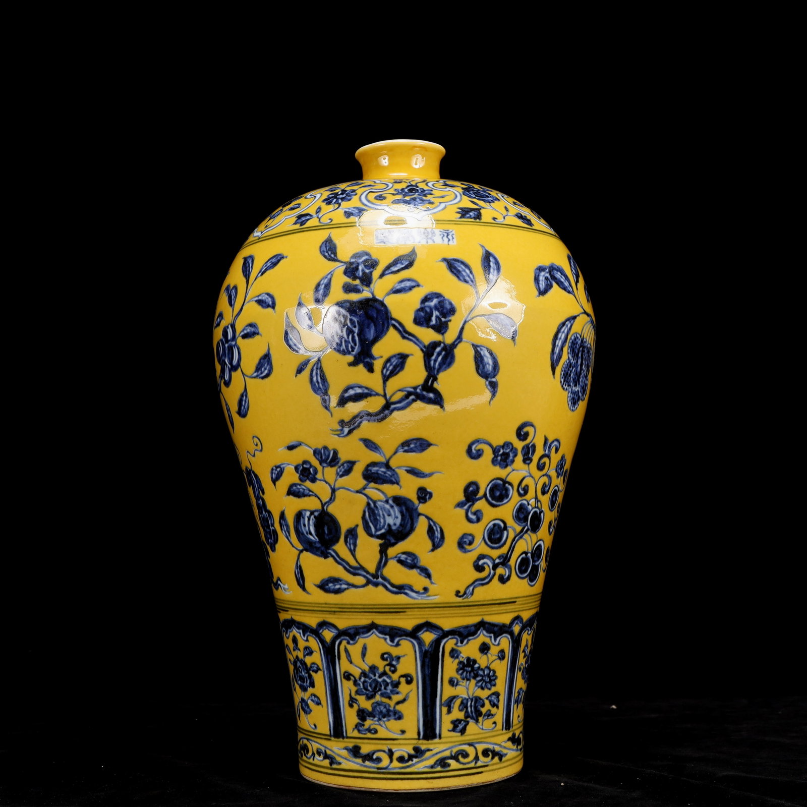 A Huge Blue and White Yellow Ground Flower and Fruit Pattern Bottle - 7