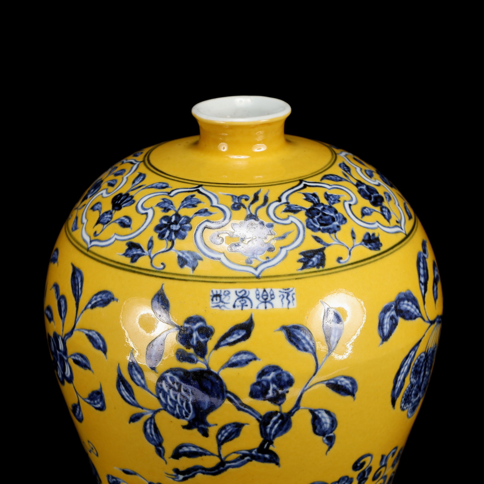 A Huge Blue and White Yellow Ground Flower and Fruit Pattern Bottle - 8