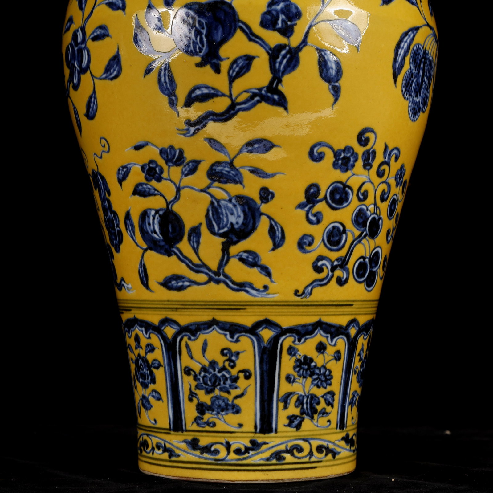 A Huge Blue and White Yellow Ground Flower and Fruit Pattern Bottle - 9