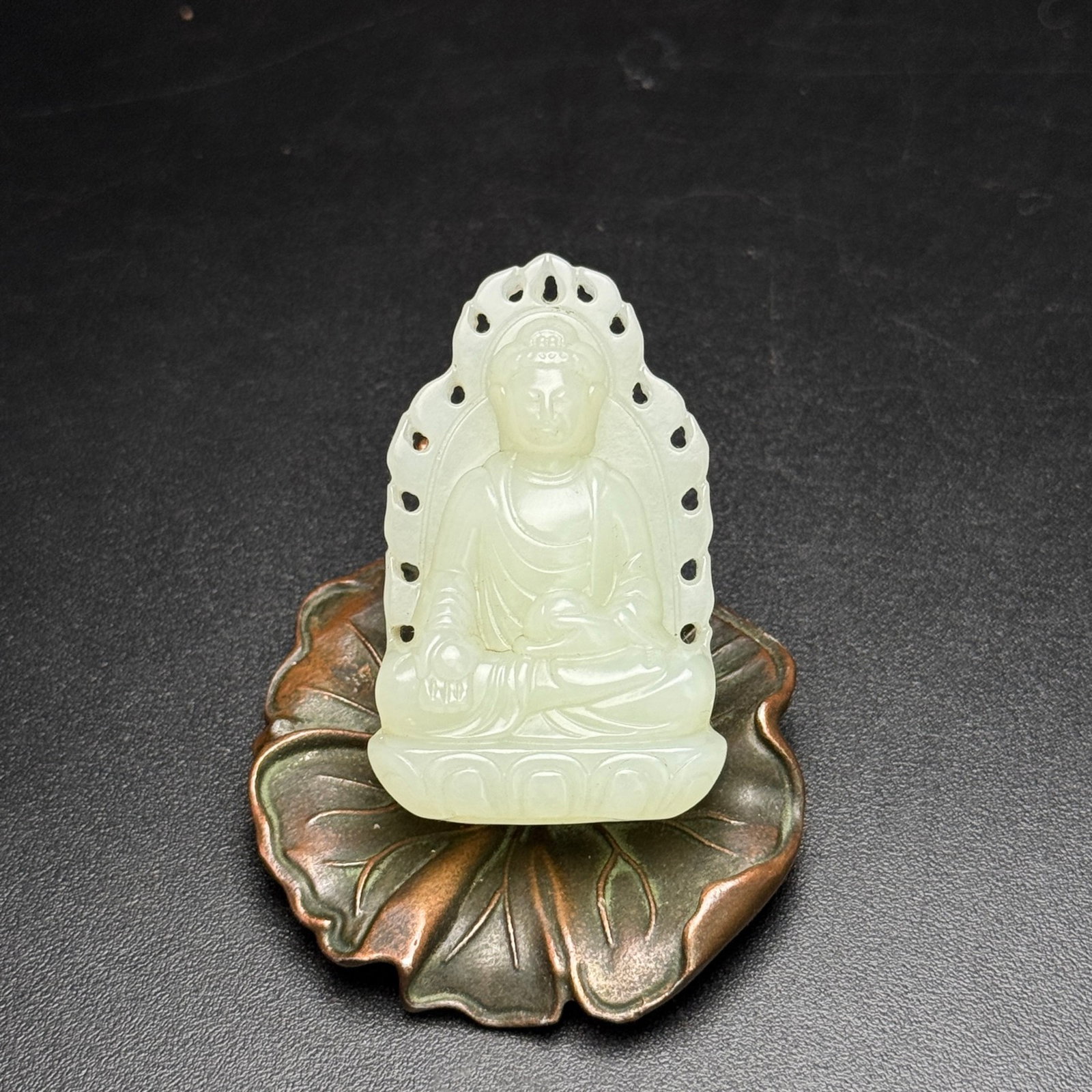 An Exquisite White Jade Statue of Mah¨¡vairocana Pendant: Estimated Value:920-1840 An Exquisite White Jade Statue of Mahāvairocana Pendant,Qing Dynasty,China,Size:30mmx48mmx12mm,Weight:27g 白玉大日如来像挂