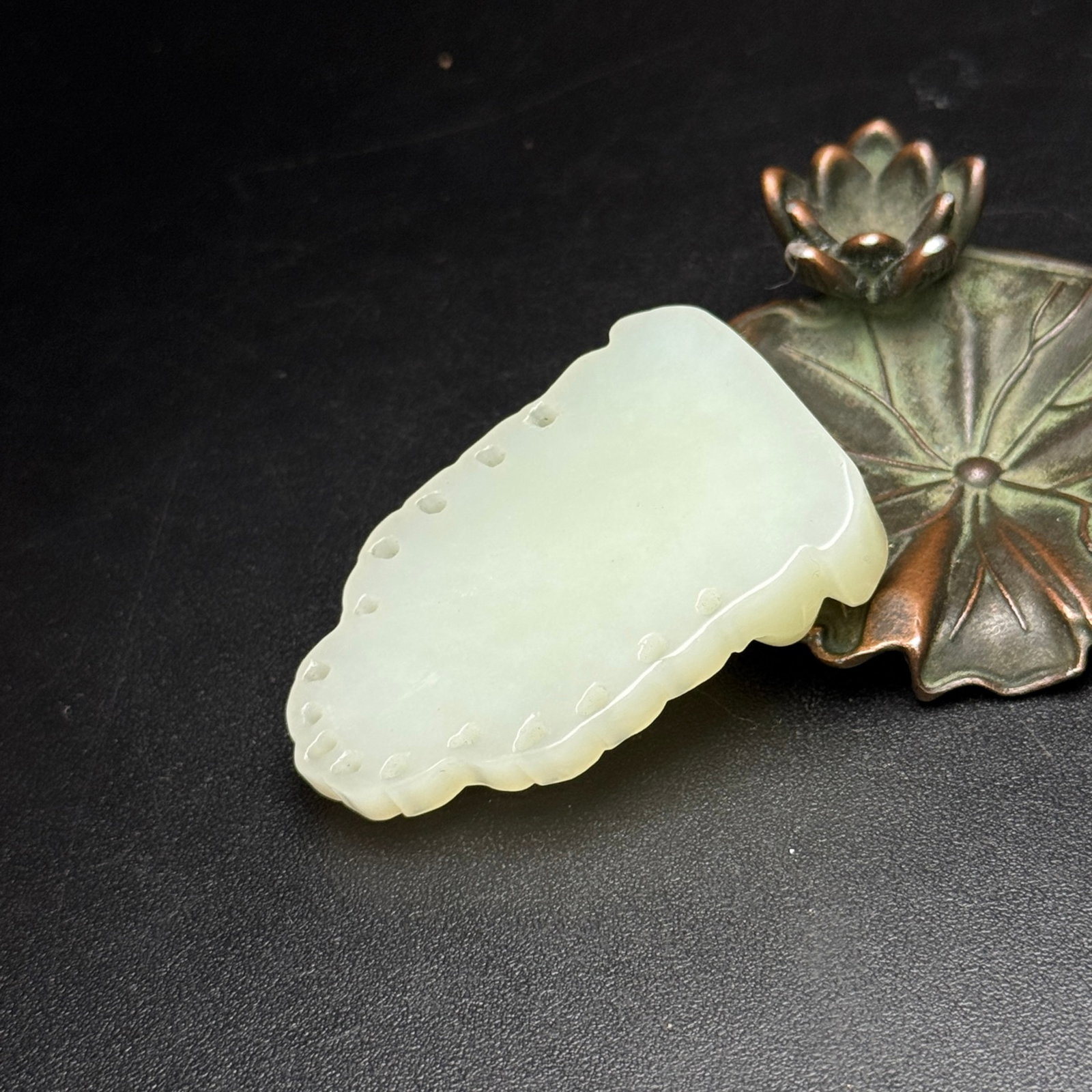 An Exquisite White Jade Statue of Mah¨¡vairocana Pendant - 4