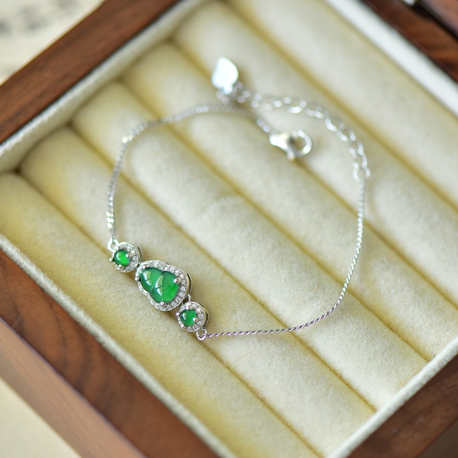 An Exquisite Sterling Silver Inlaid Jadeite Gourd Bracelets,Inlaid Diamond - 4