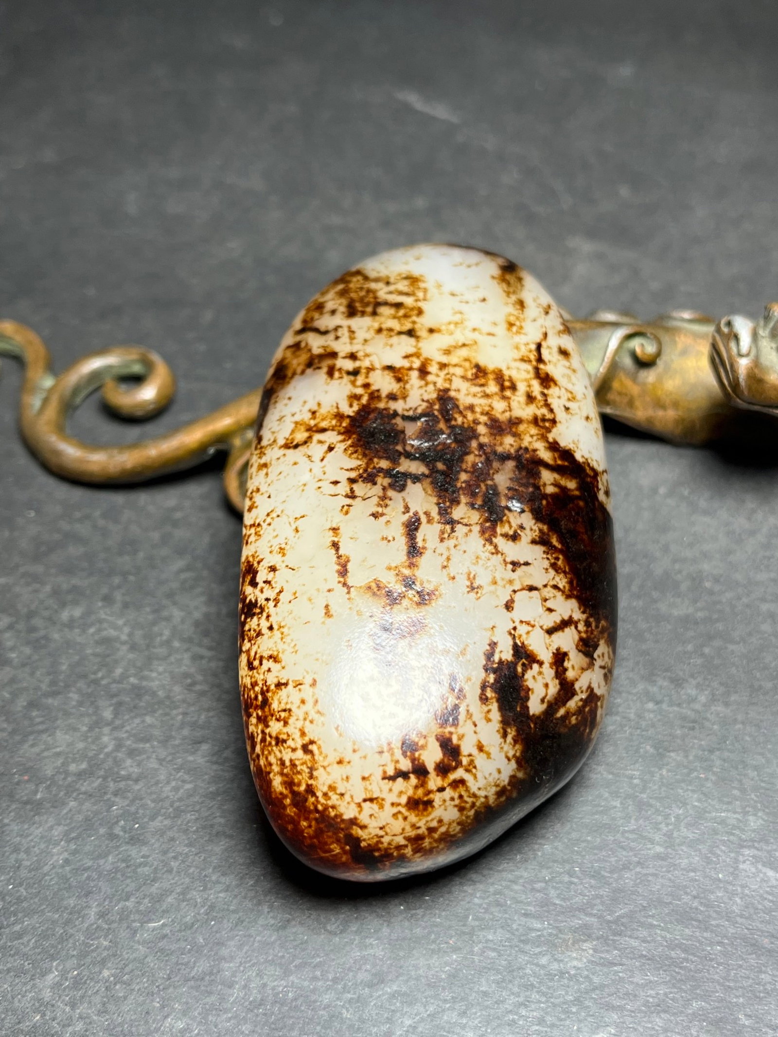An Exquisite White Jade Hand Piece: Estimated Value:1300-2600 An Exquisite White Jade Hand Piece,Qing Dynasty,China,Size:44mmx22mmx83mm,Weight:143g 白玉手把件,中国清代
