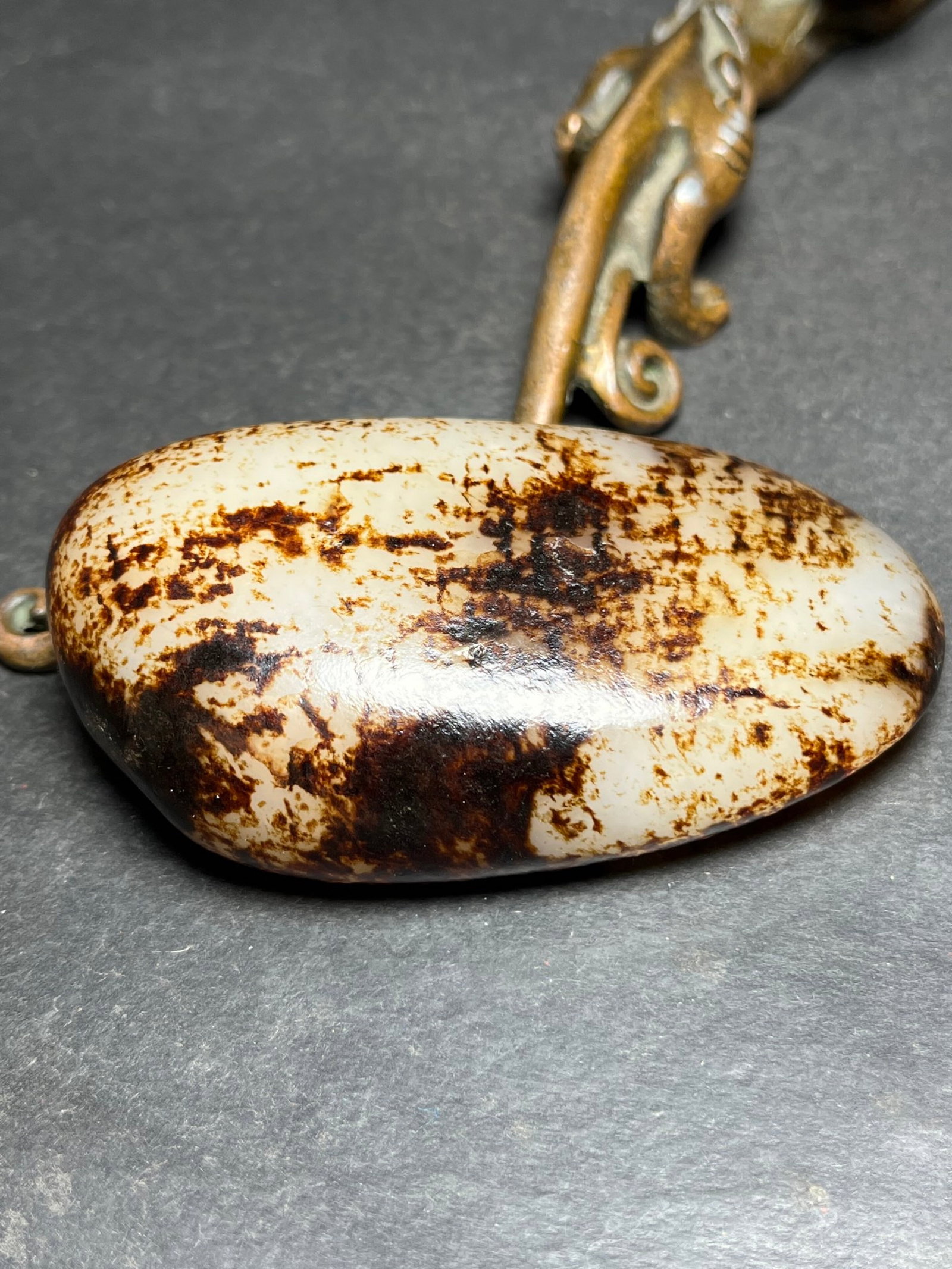 An Exquisite White Jade Hand Piece - 2