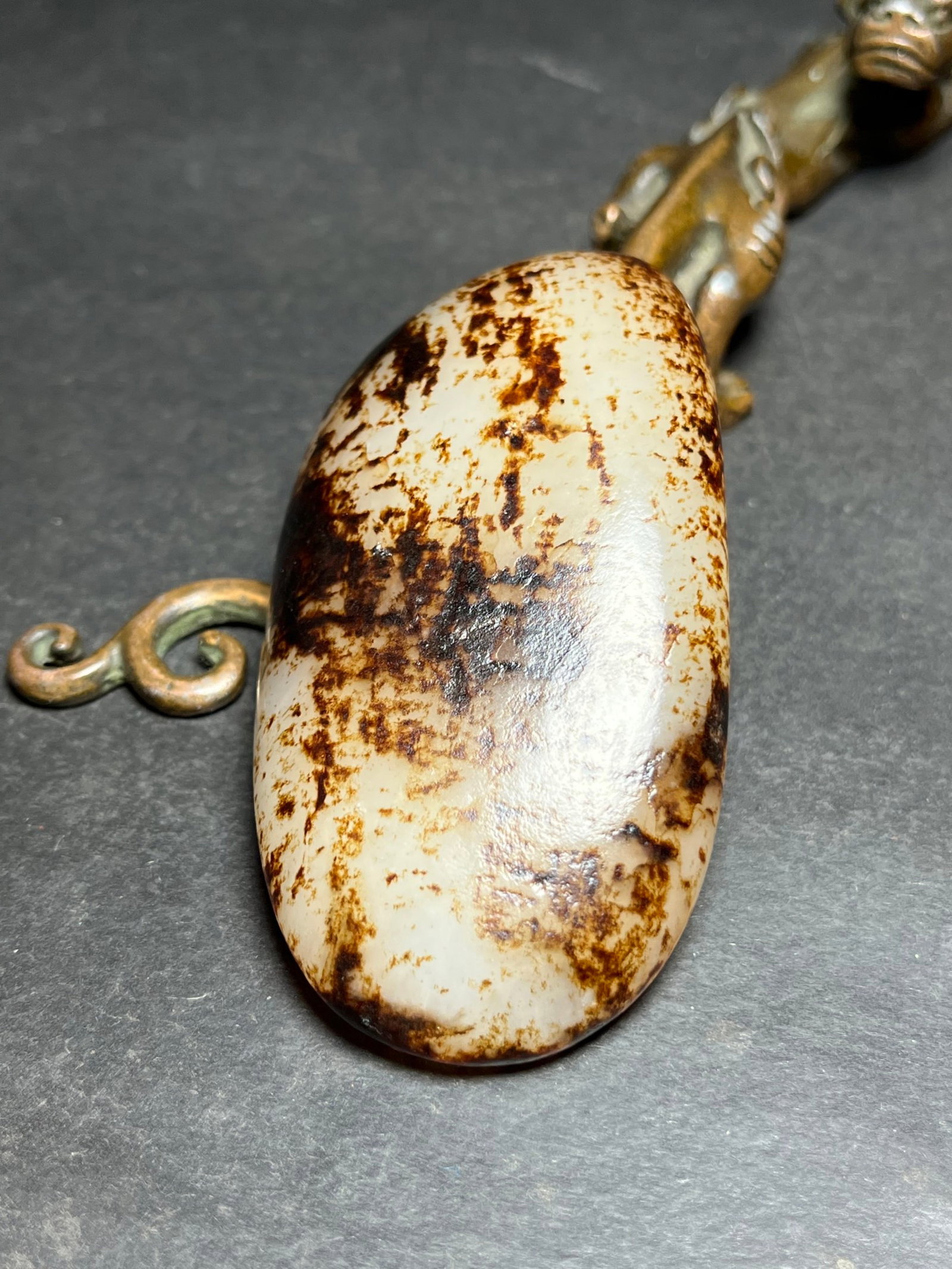 An Exquisite White Jade Hand Piece - 3
