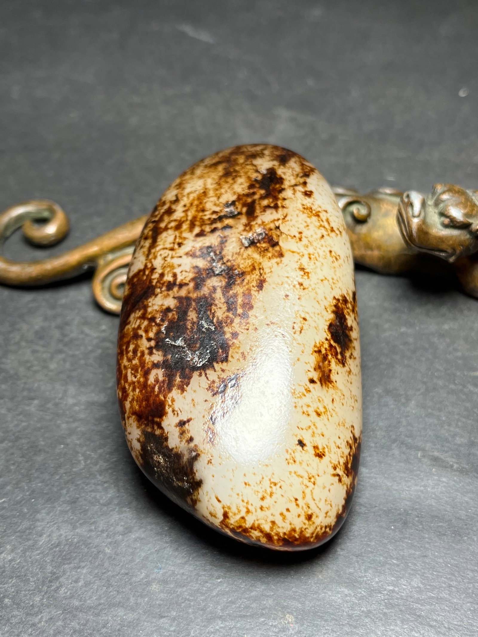 An Exquisite White Jade Hand Piece - 5