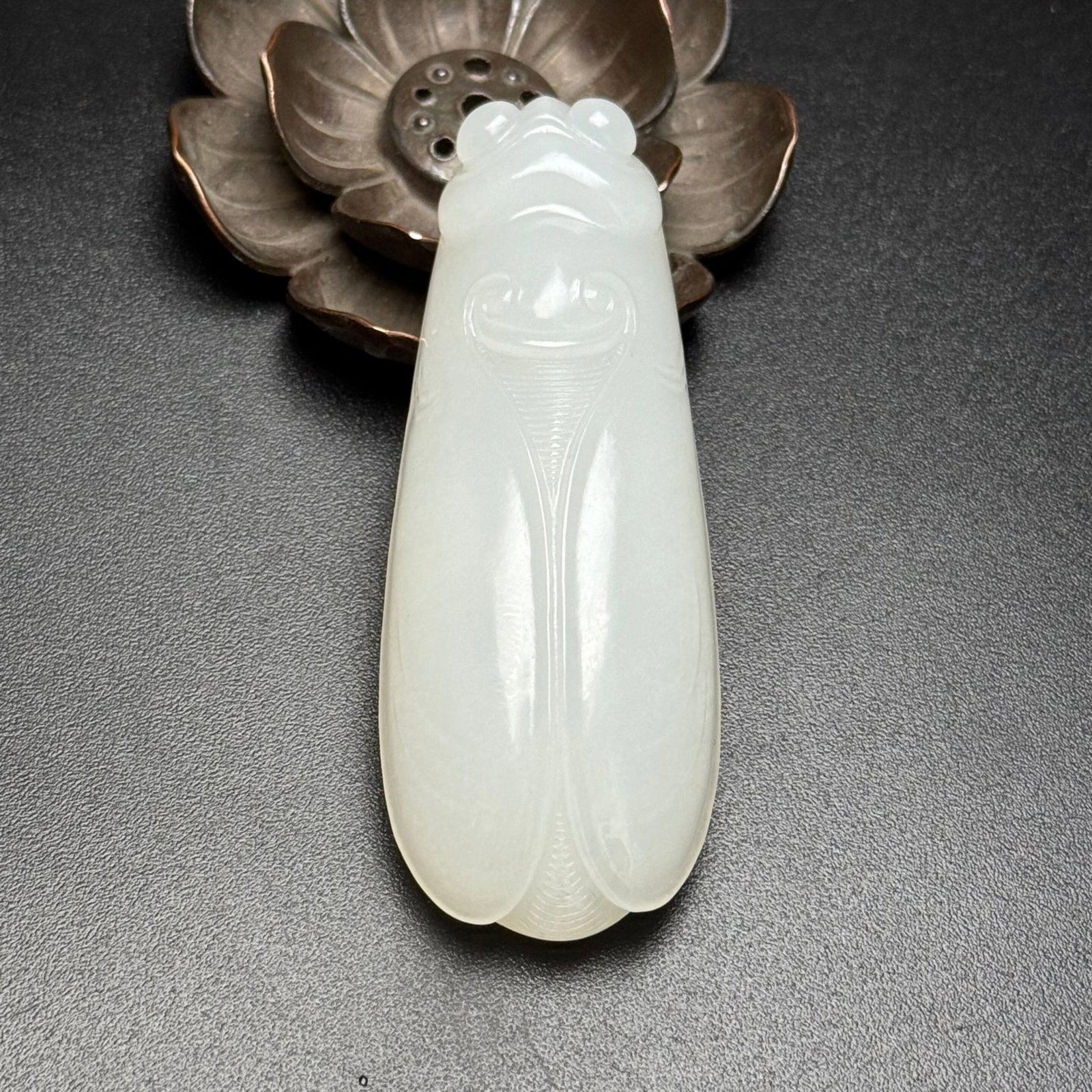 An Exquisite White Jade Cicada Hand Piece - 2