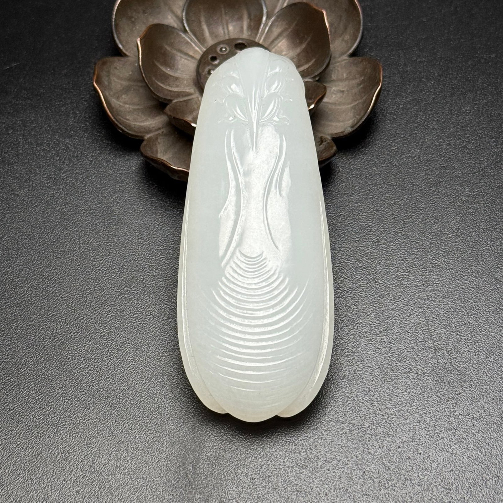 An Exquisite White Jade Cicada Hand Piece - 3