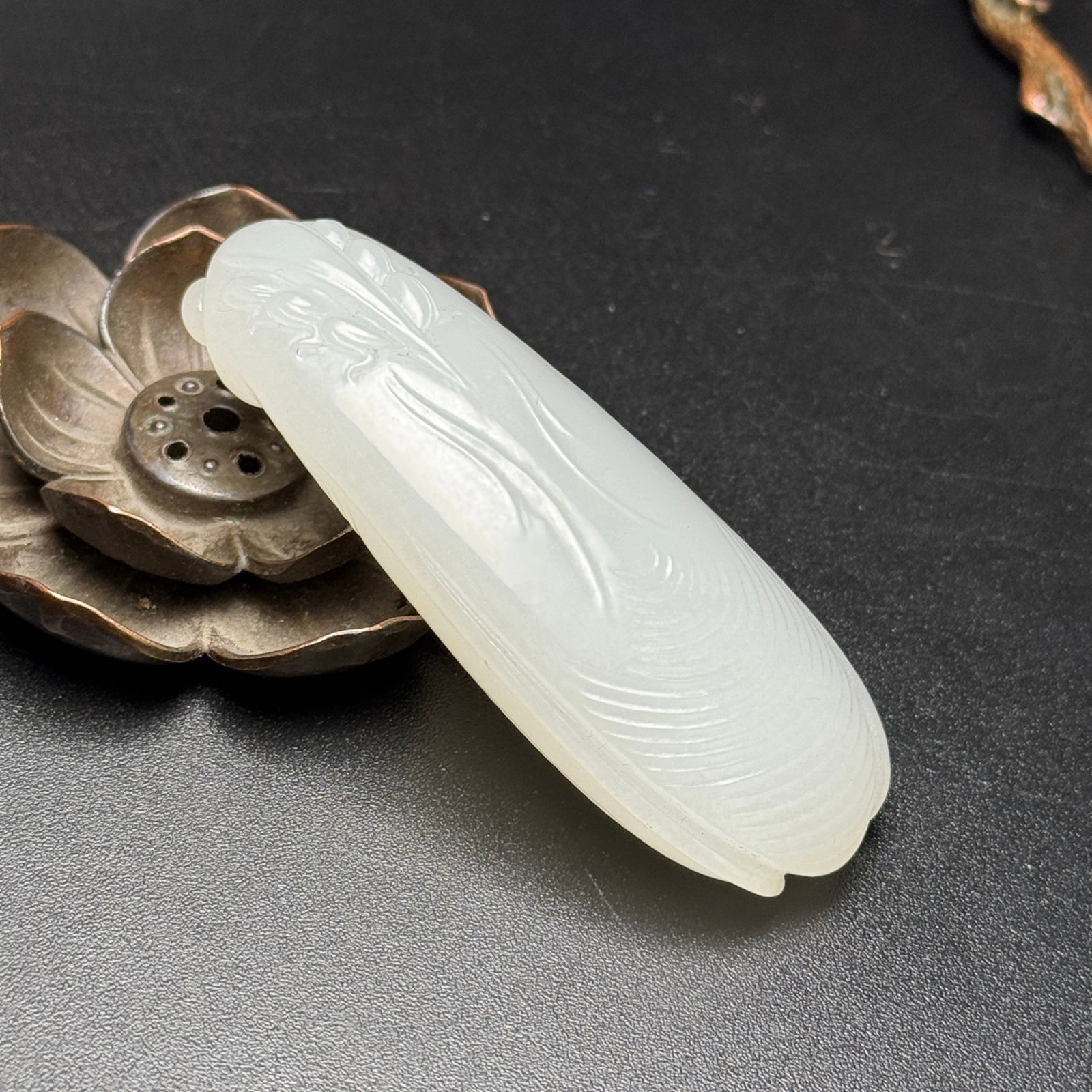 An Exquisite White Jade Cicada Hand Piece - 4