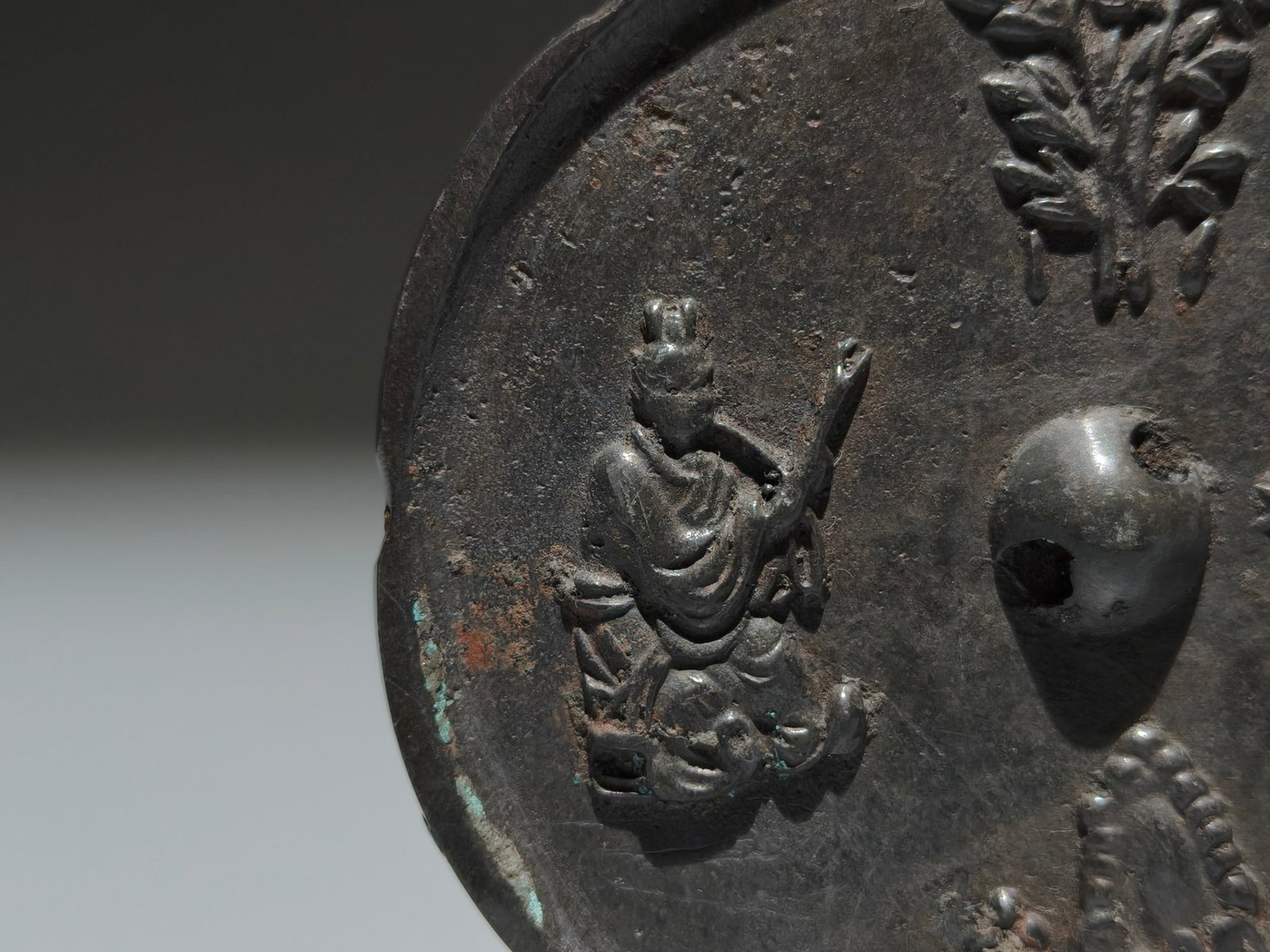 An Archaic Bronze Figure Phoenix Pattern Mirror - 4