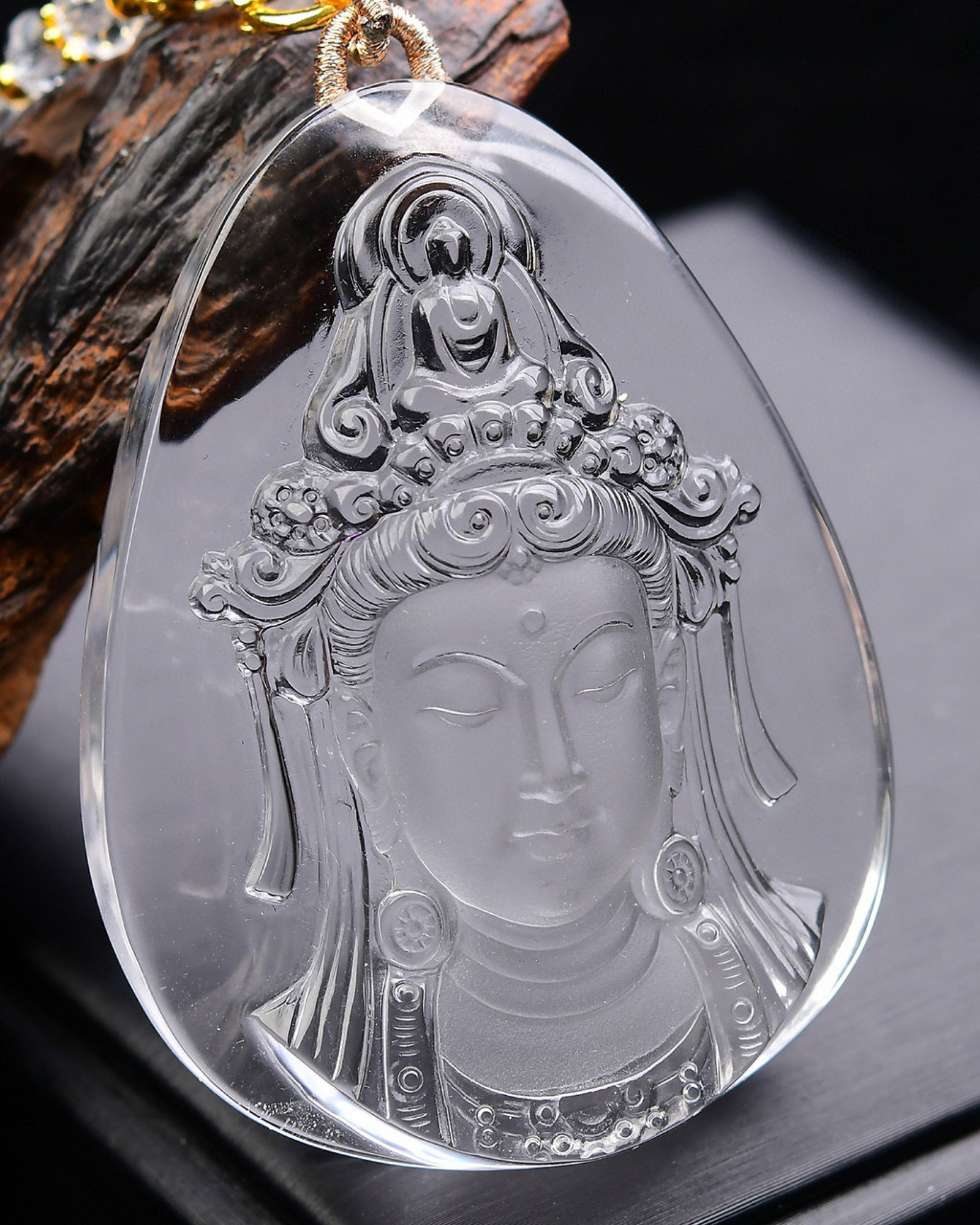 An Exquisite Crystal Statue of Avalokitesvara Pattern Pendant - 2