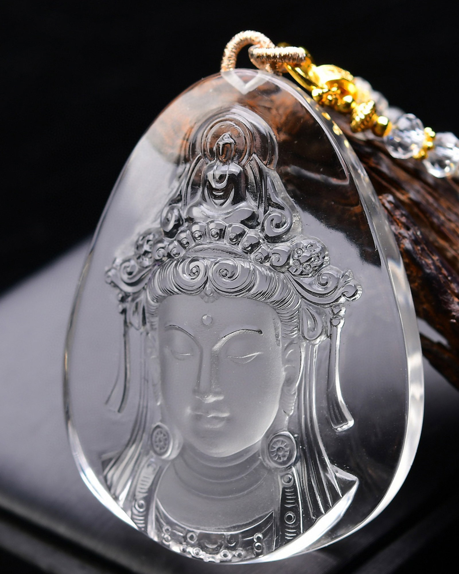An Exquisite Crystal Statue of Avalokitesvara Pattern Pendant - 3